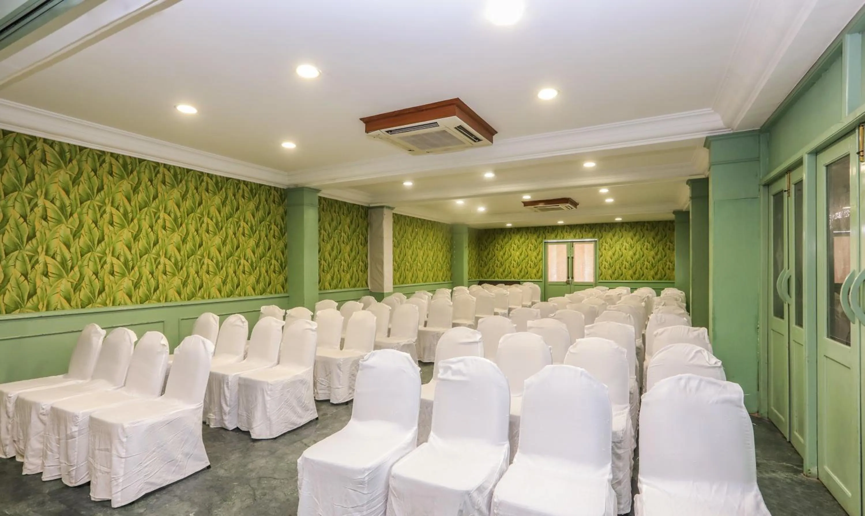 Meeting/conference room in Treebo Komfort Suites, 3 Km From Mysore Palace