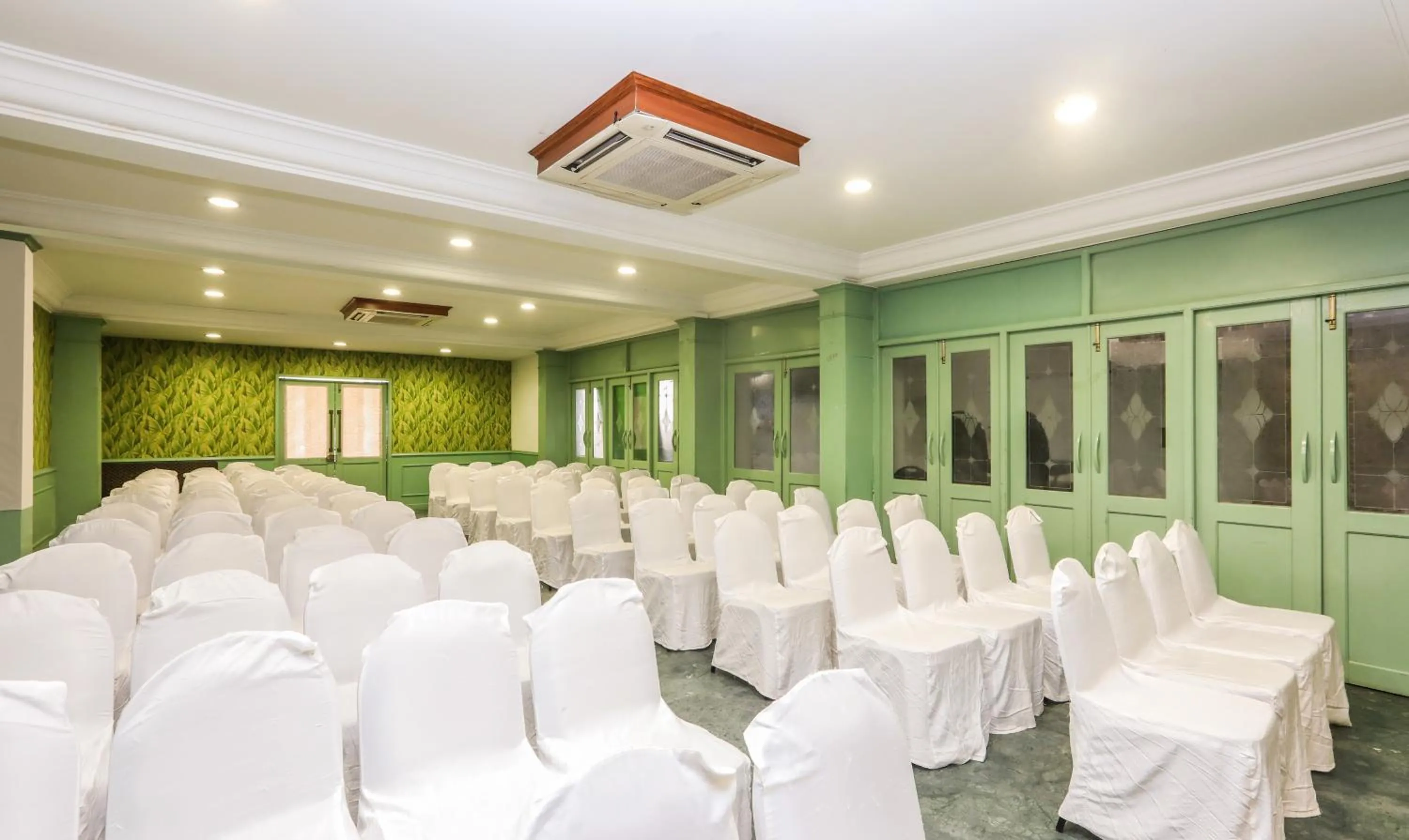 Meeting/conference room in Treebo Komfort Suites, 3 Km From Mysore Palace
