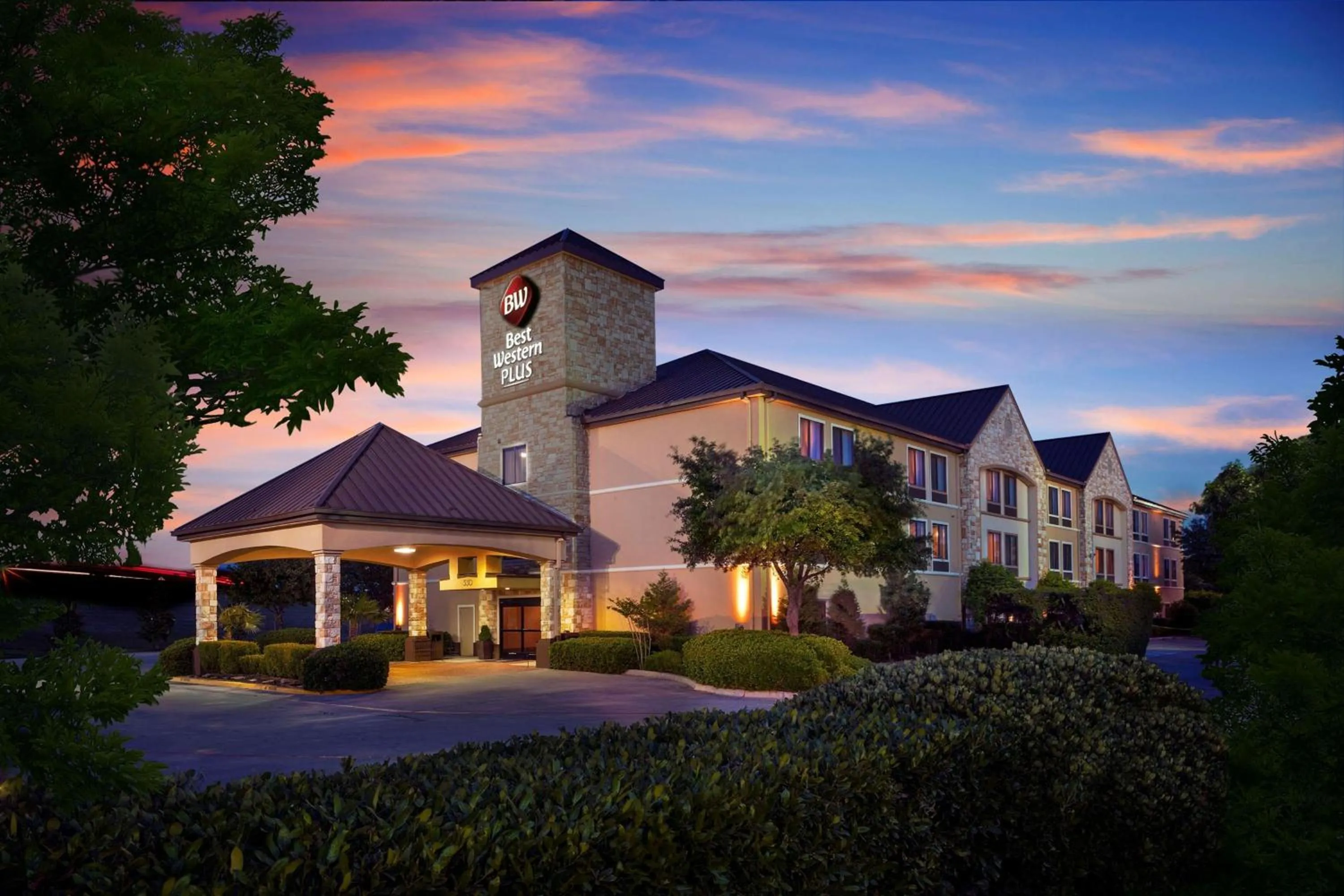 Property building in Best Western Plus Lewisville Flower Mound