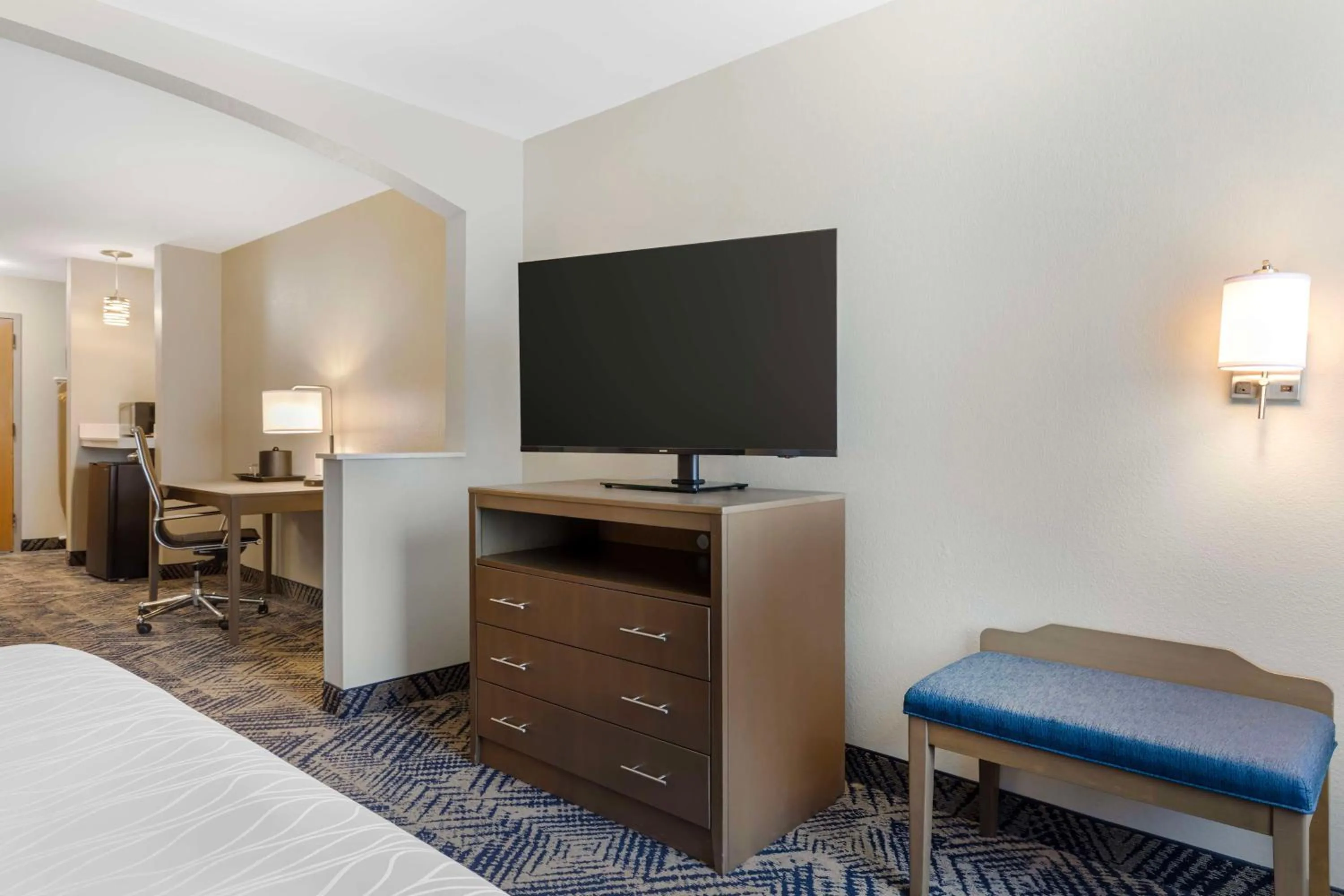 Photo of the whole room, Bed in Best Western Plus Lewisville Flower Mound