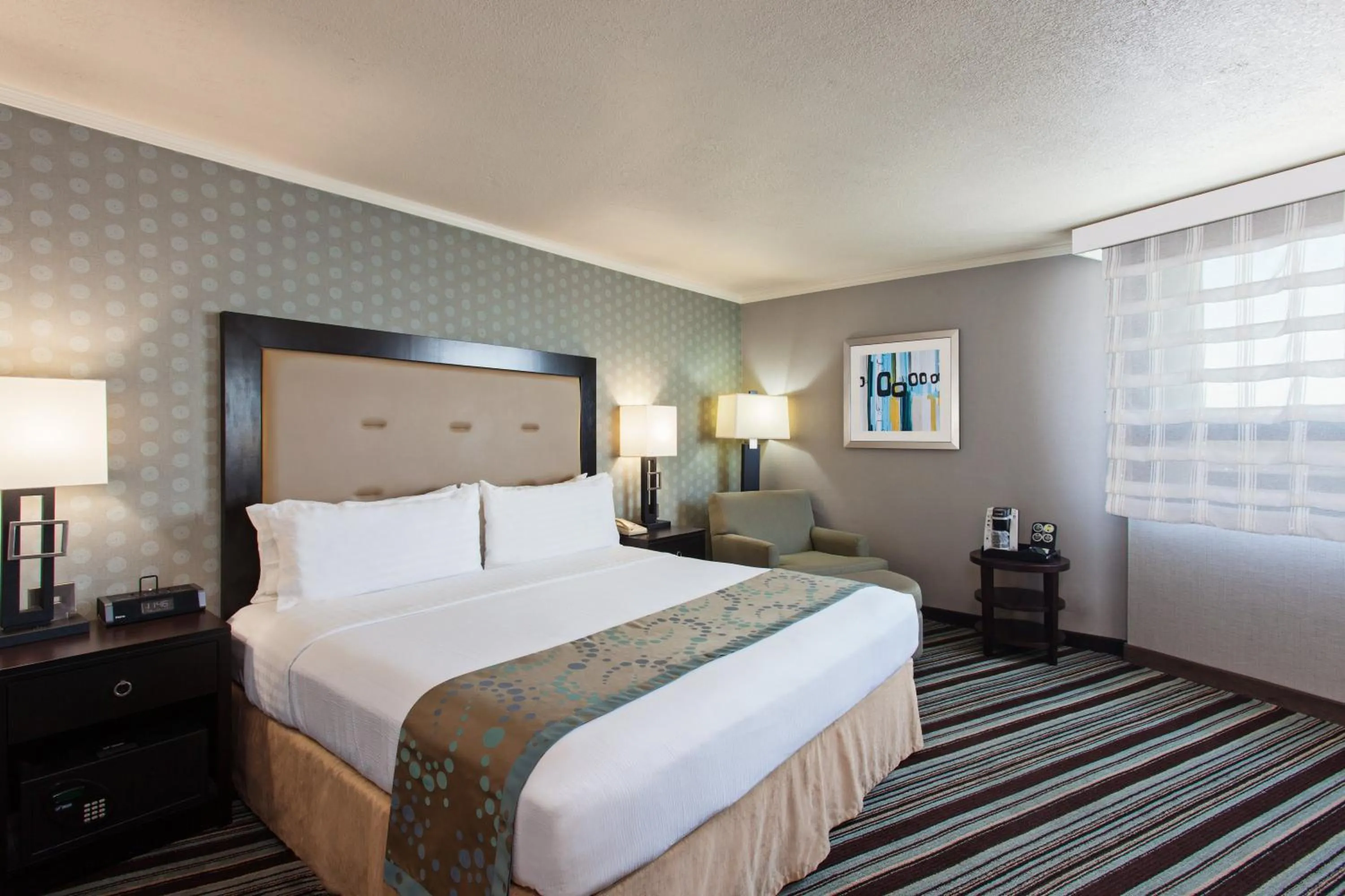 Photo of the whole room, Bed in Holiday Inn Long Beach - Airport by IHG