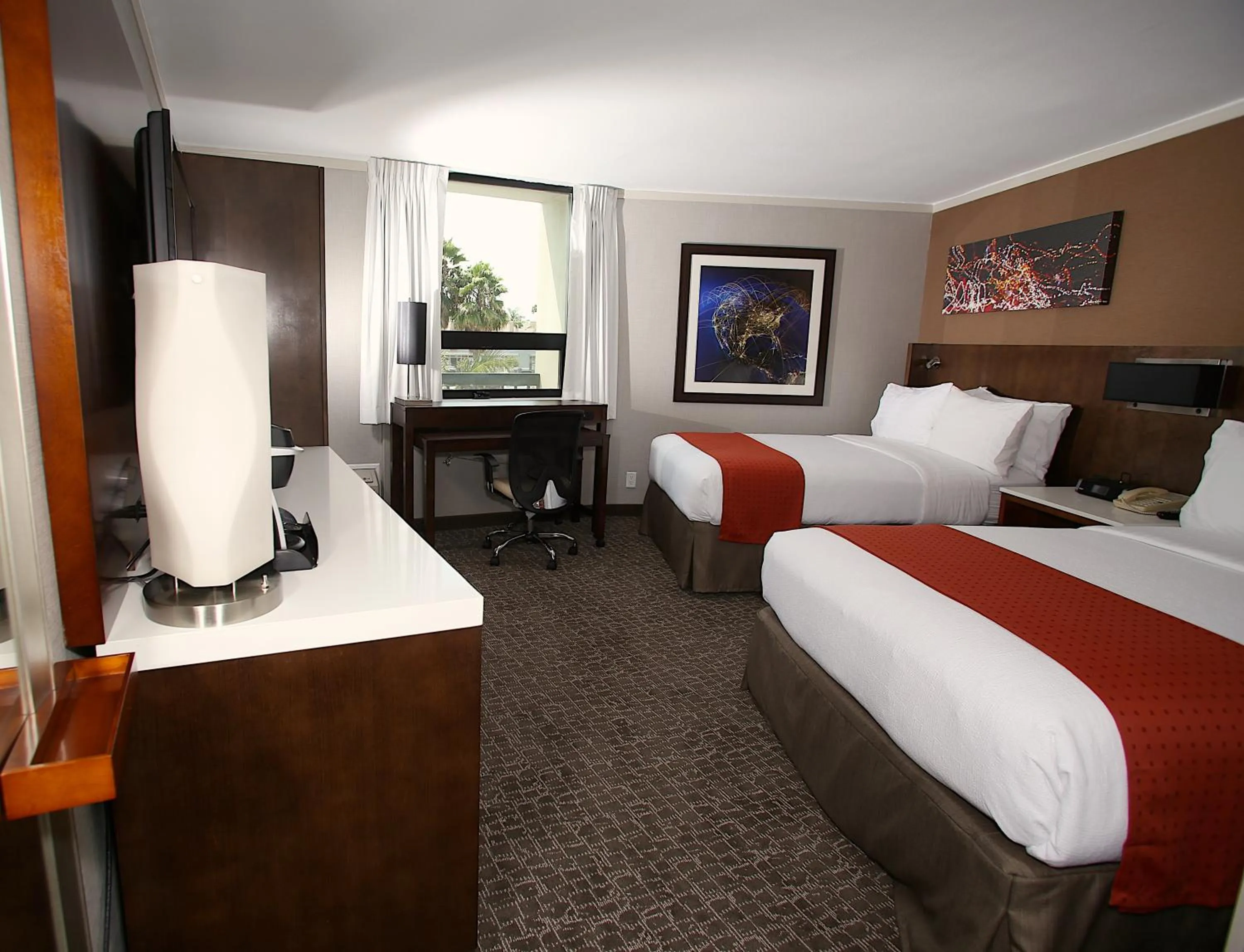 Bed in Holiday Inn Long Beach - Airport by IHG
