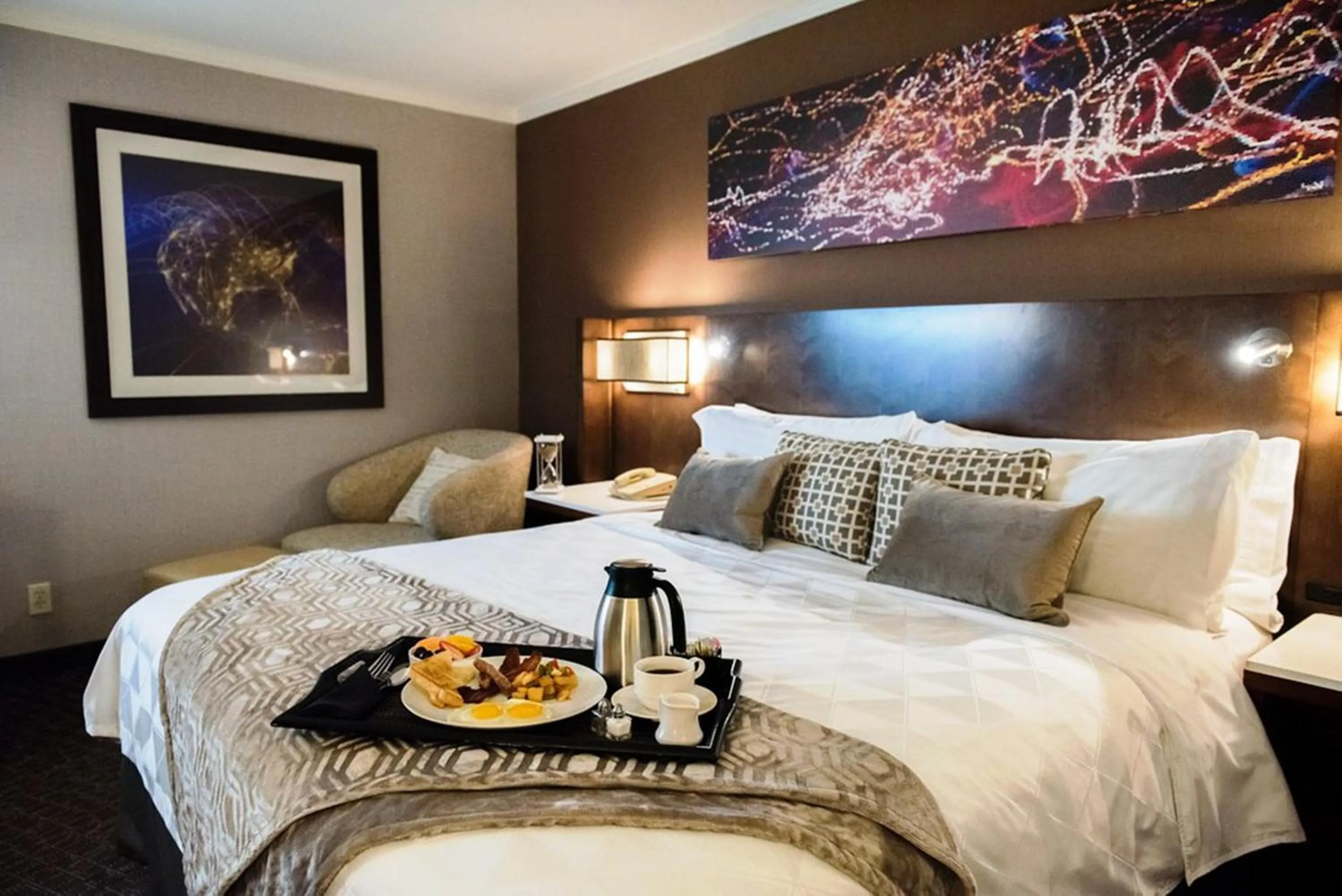 Photo of the whole room, Bed in Holiday Inn Long Beach - Airport by IHG