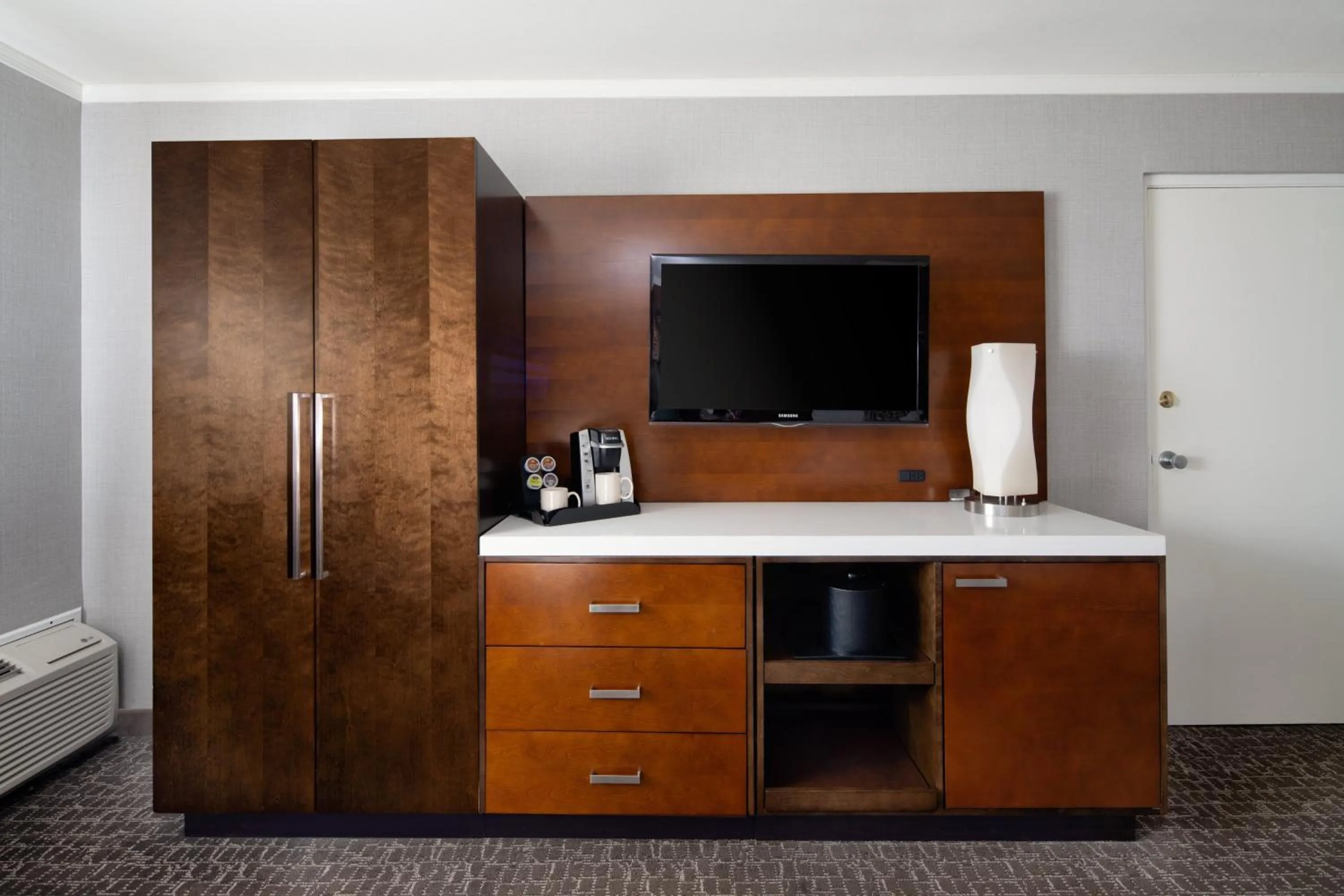 Bedroom in Holiday Inn Long Beach - Airport by IHG