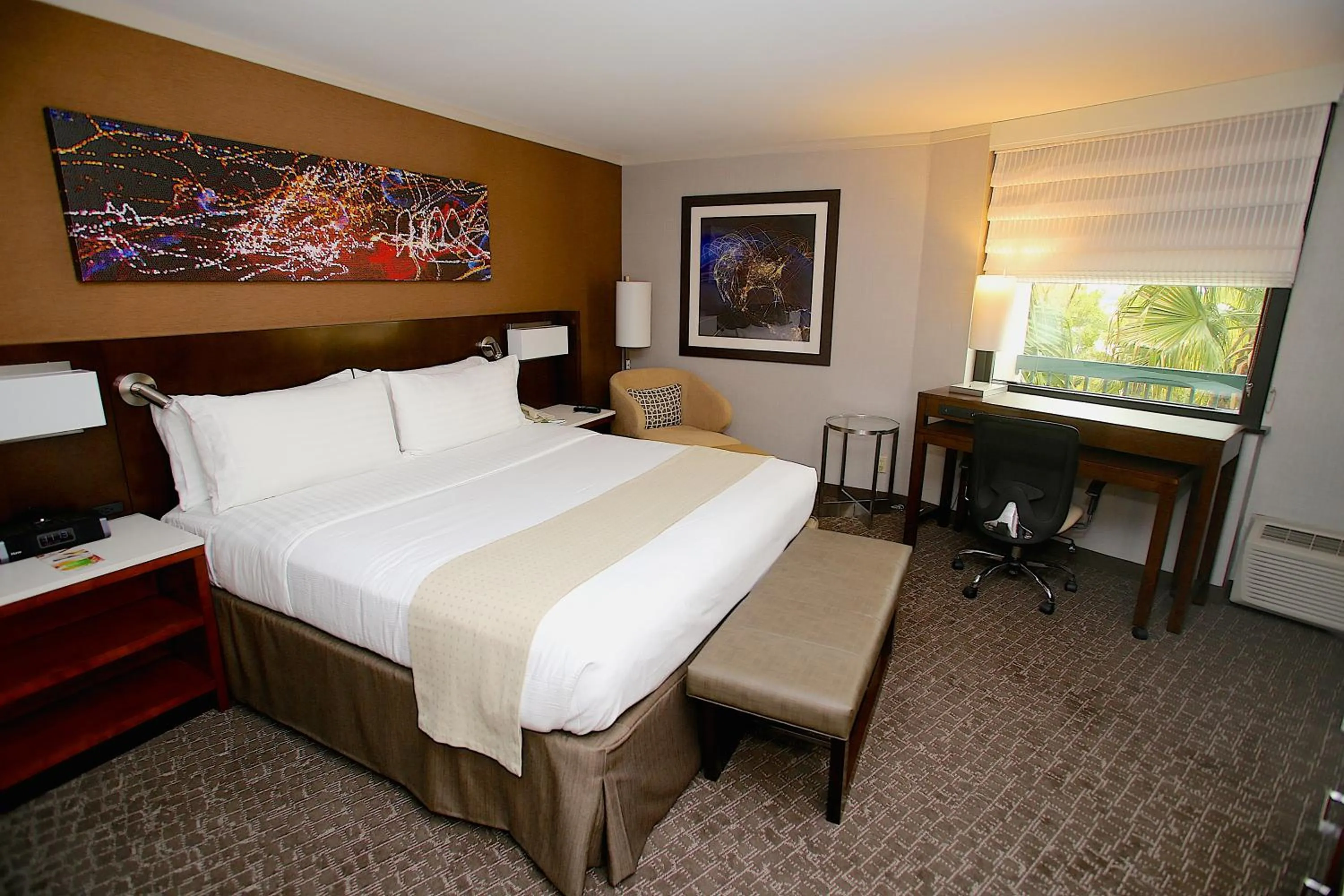 Bed in Holiday Inn Long Beach - Airport by IHG