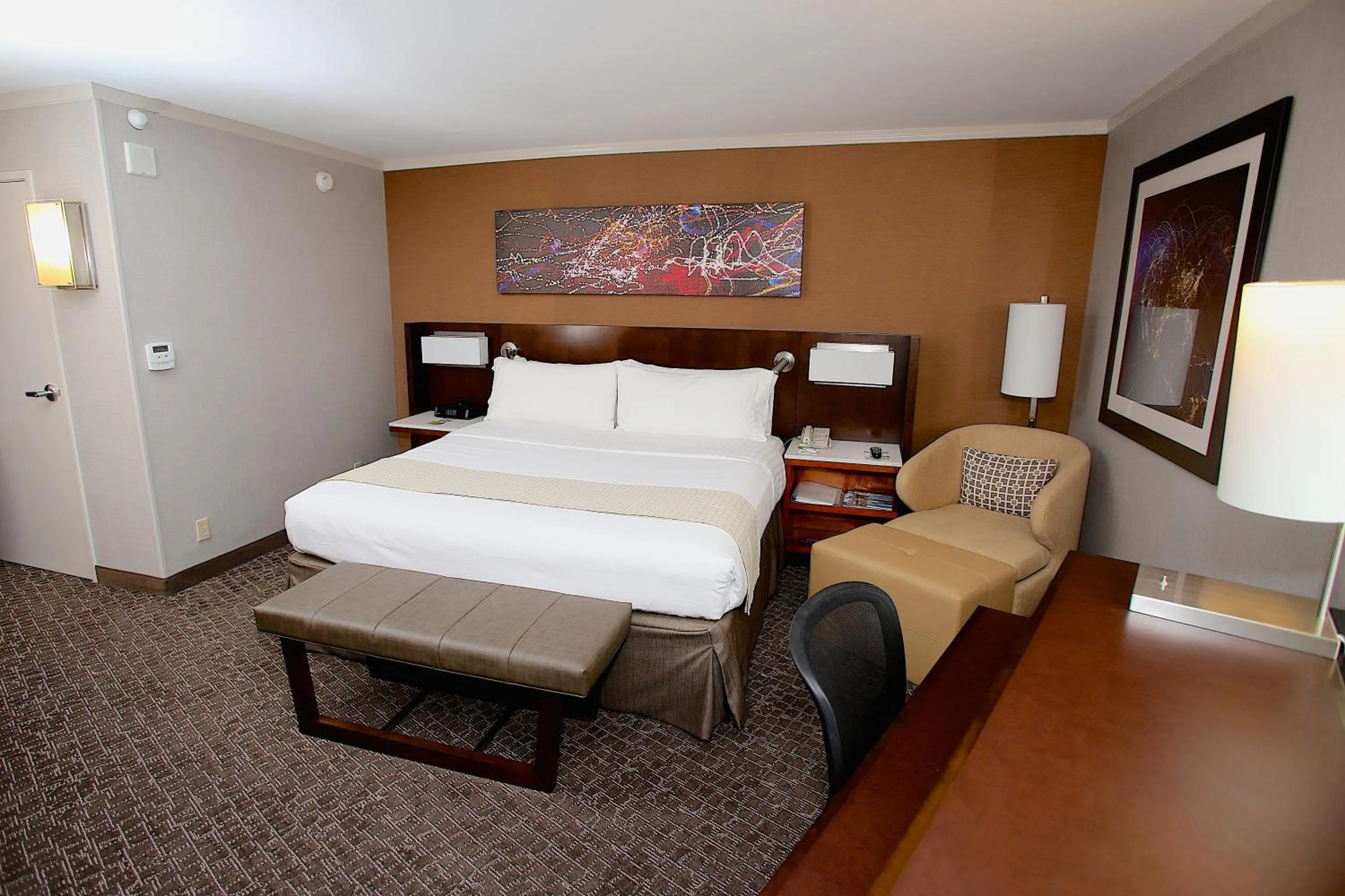 Photo of the whole room, Bed in Holiday Inn Long Beach - Airport by IHG