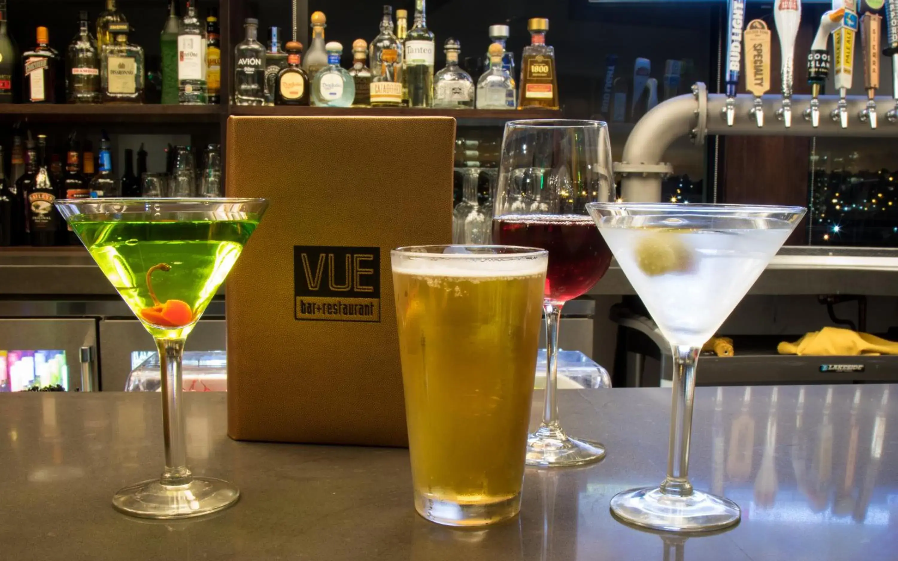 Lounge or bar in Holiday Inn Long Beach - Airport by IHG Lounge or bar in Holiday Inn Long Beach - Airport by IHG