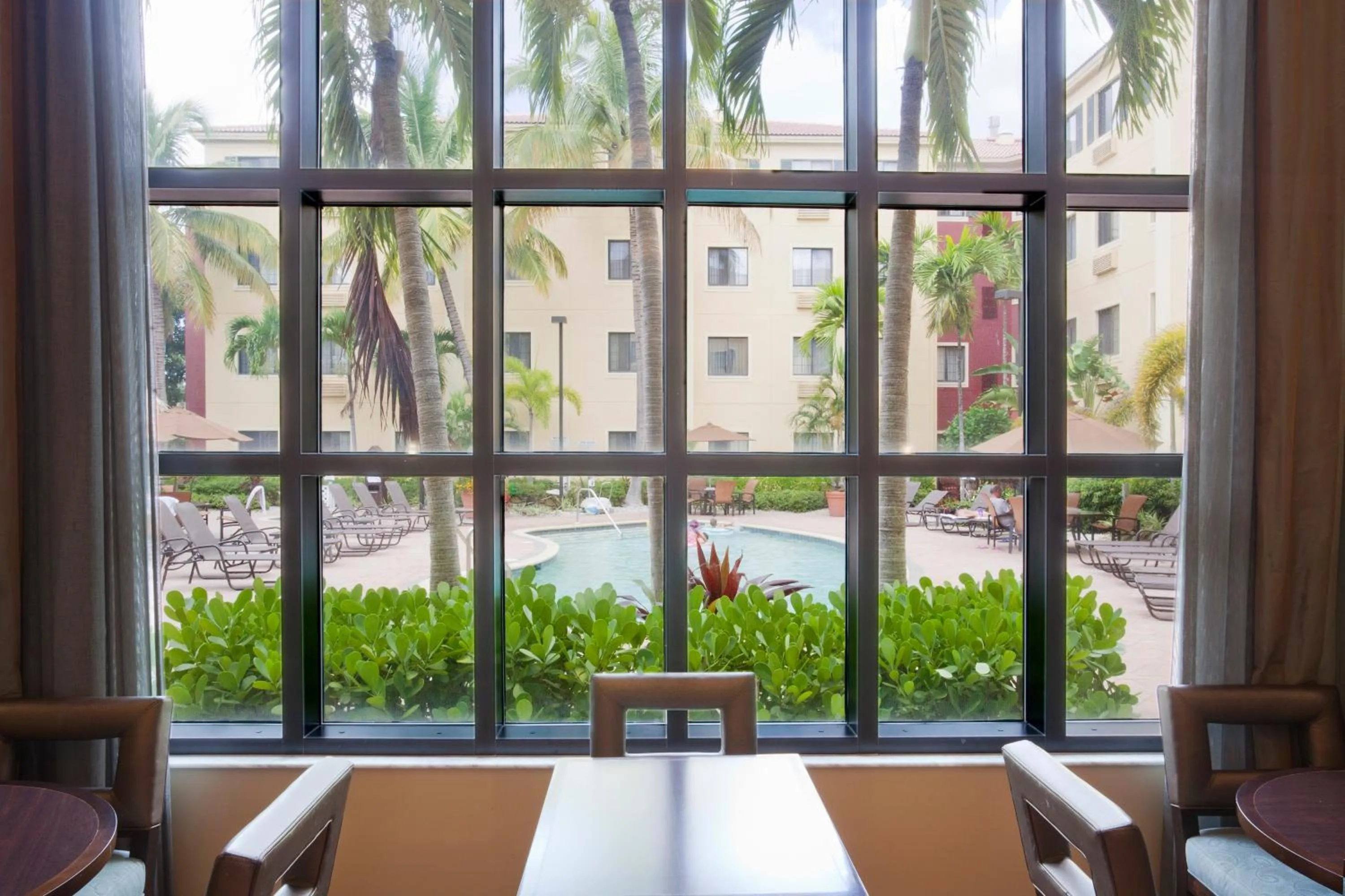 Restaurant/places to eat in Staybridge Suites Naples - Gulf Coast, an IHG Hotel