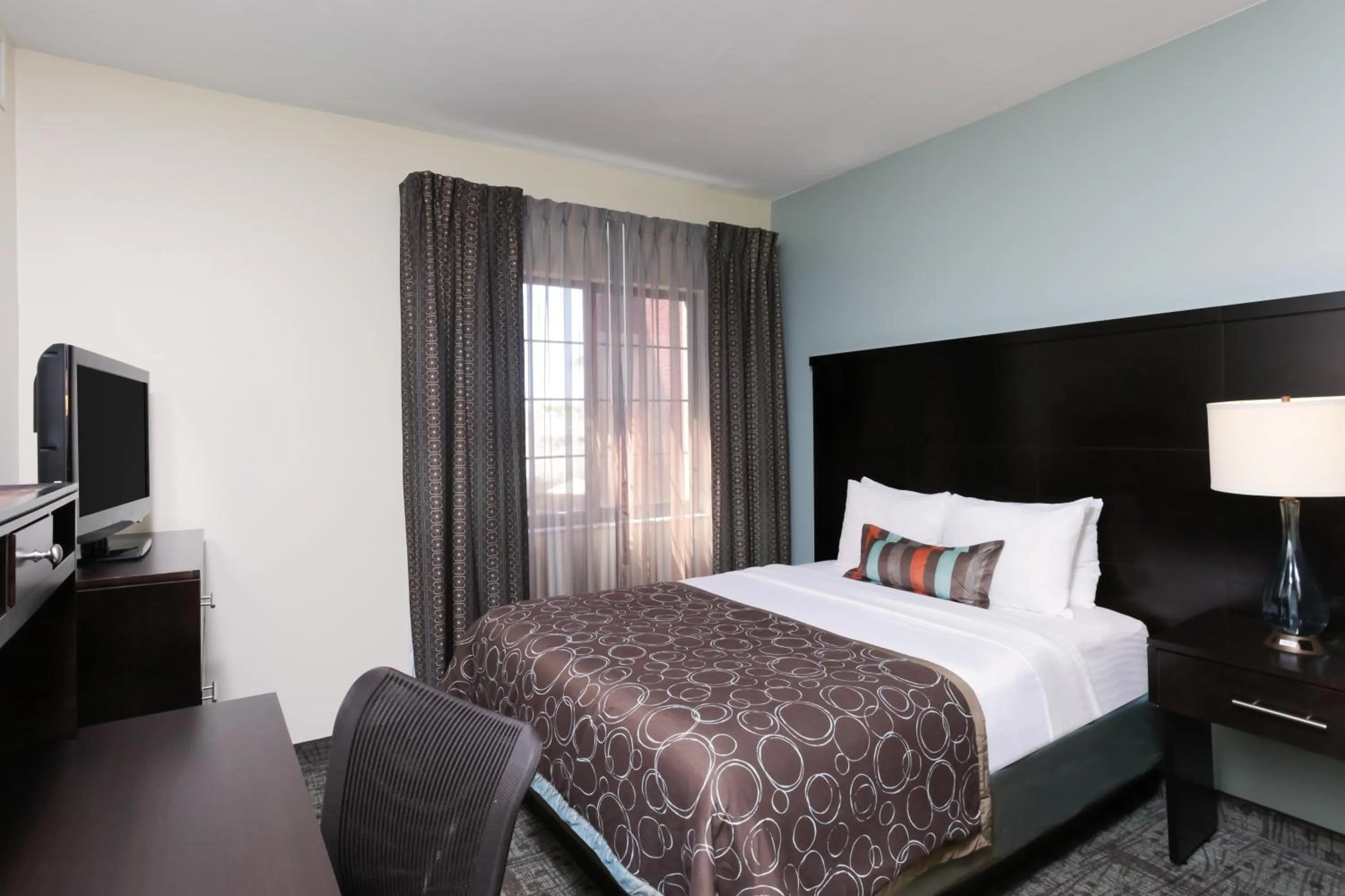 Bed, TV/Entertainment Center in Staybridge Suites Naples - Gulf Coast, an IHG Hotel