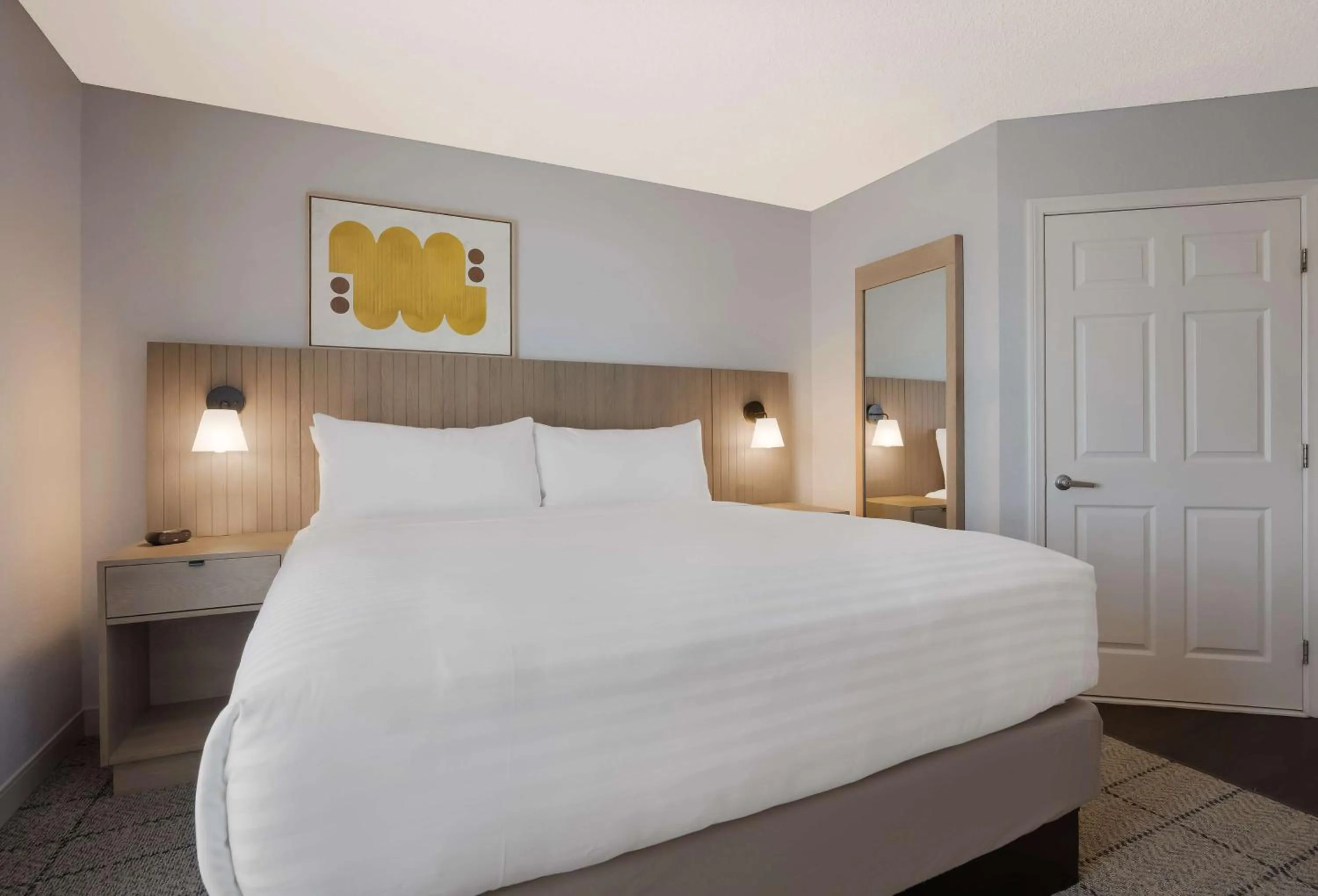 Photo of the whole room, Bed in Sonesta Simply Suites Irvine East Foothill