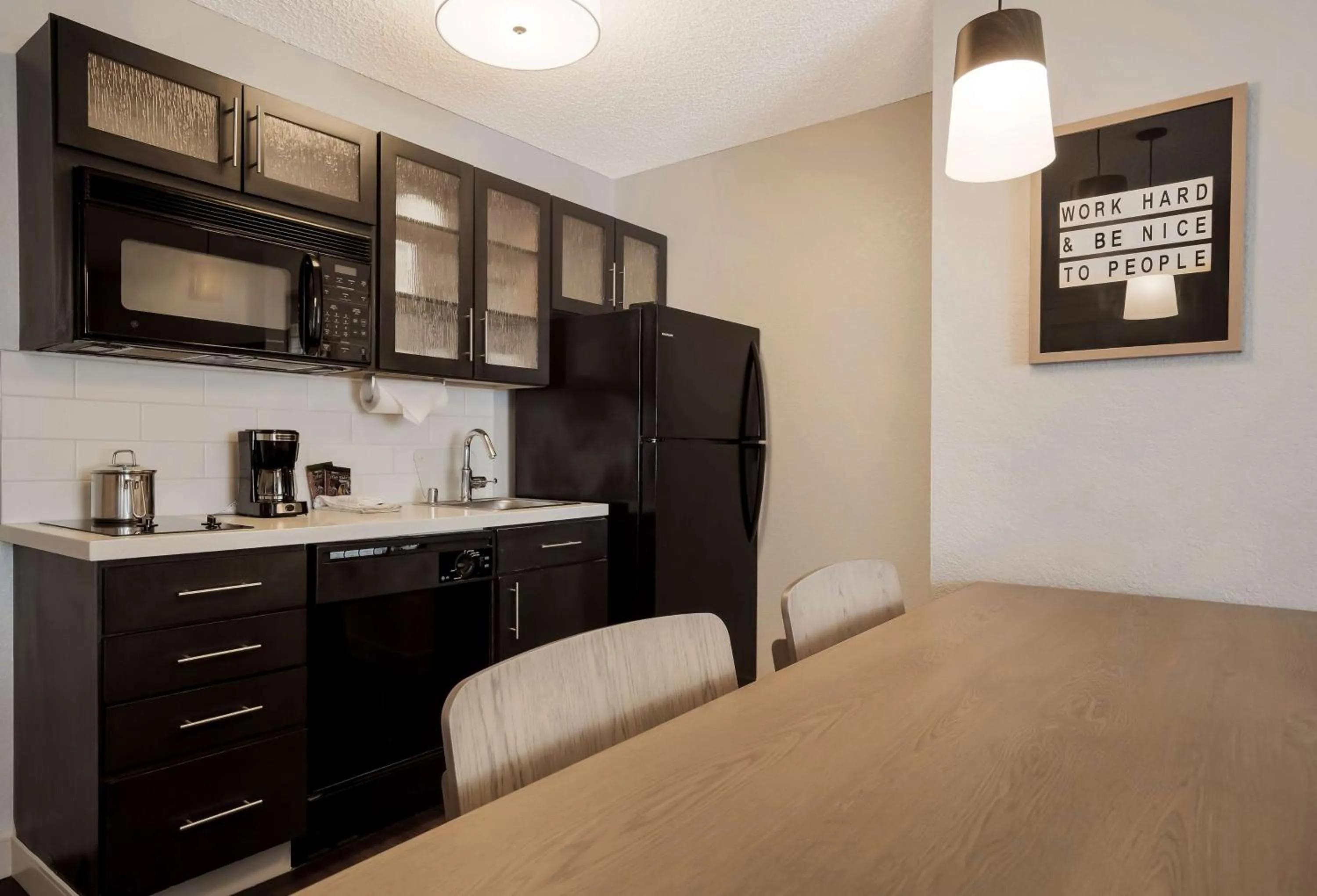 Kitchen or kitchenette in Sonesta Simply Suites Irvine East Foothill