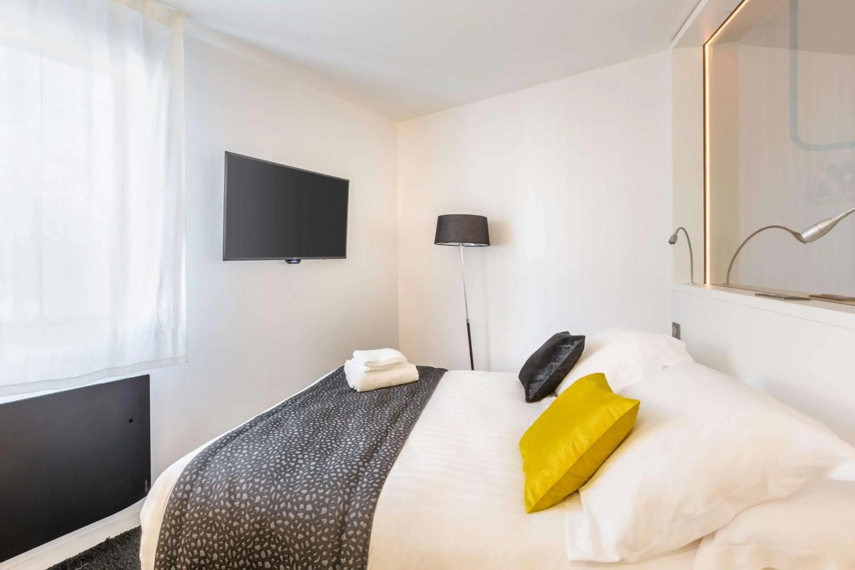 Shower, Bed in Best Western Plus Europe Hôtel Brest Shower, Bed in Best Western Plus Europe Hôtel Brest