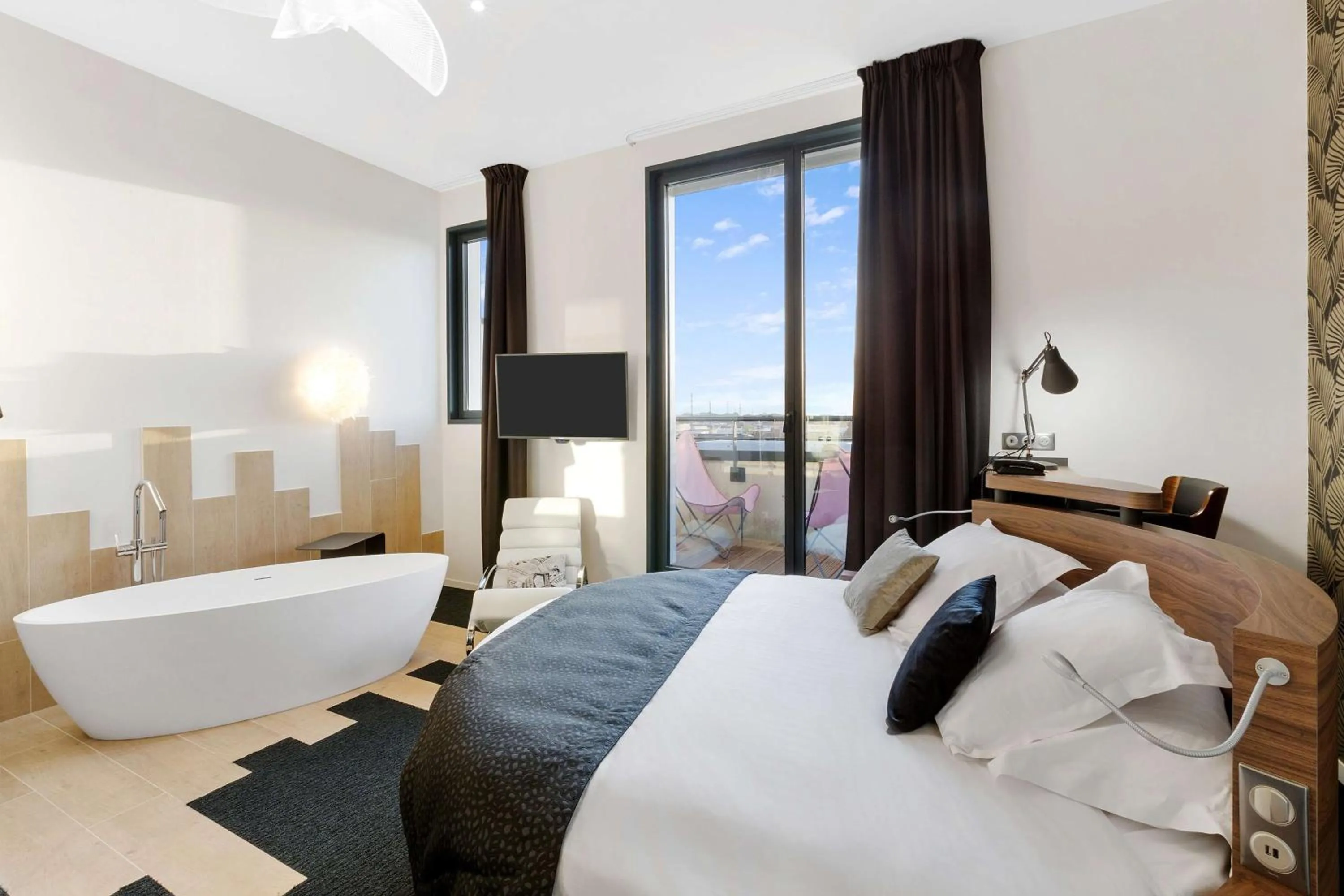 Balcony/Terrace, Bed in Best Western Plus Europe Hôtel Brest