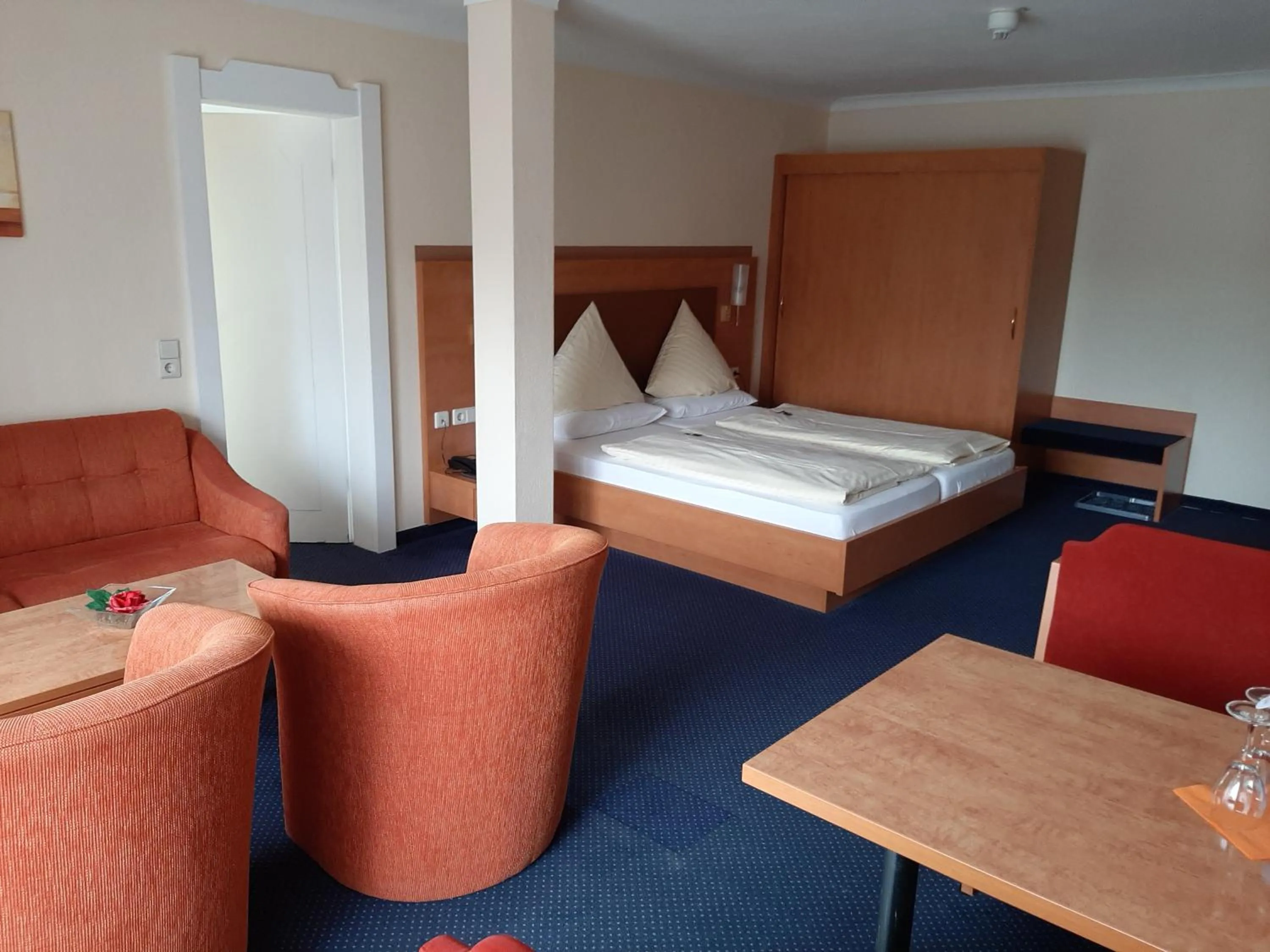 Living room, Bed in BSW Schwarzwaldhotel Baiersbronn