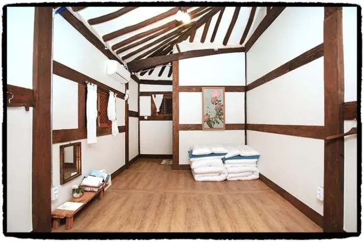 Korean-Style Quadruple Room in Dowon Guesthouse Korean-Style Quadruple Room in Dowon Guesthouse