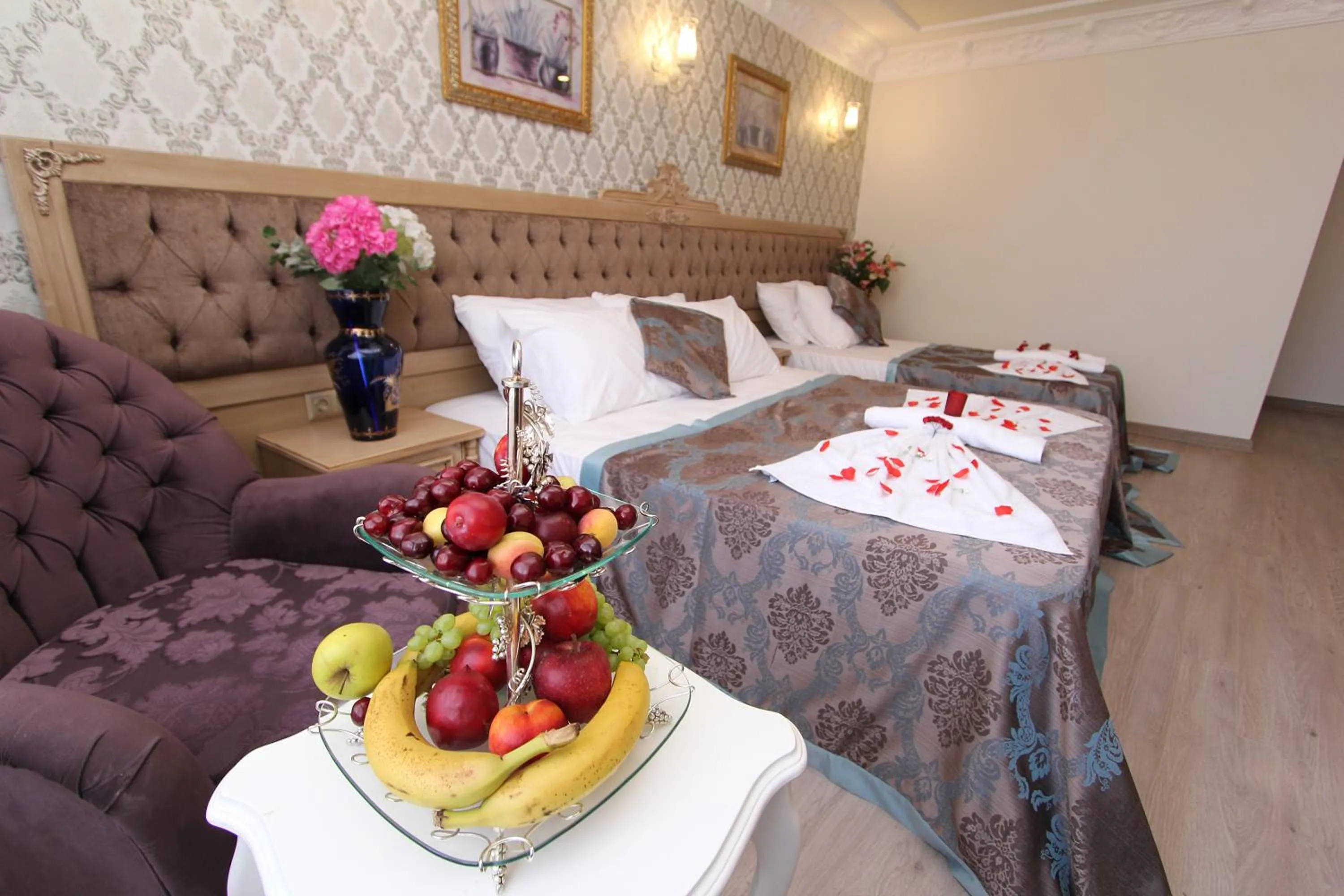 Photo of the whole room, Bed in Apple Tree Hotel