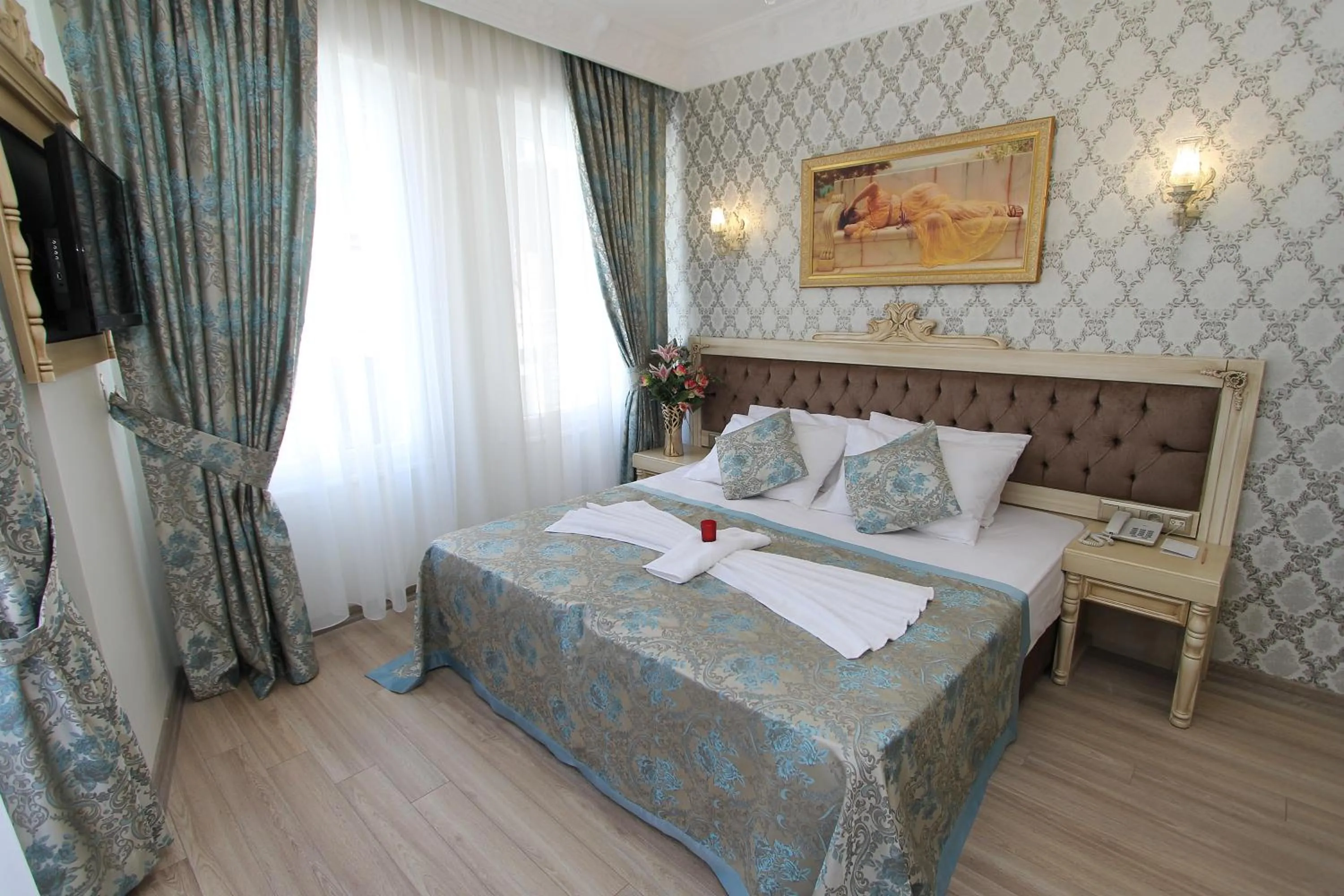 Photo of the whole room, Bed in Apple Tree Hotel