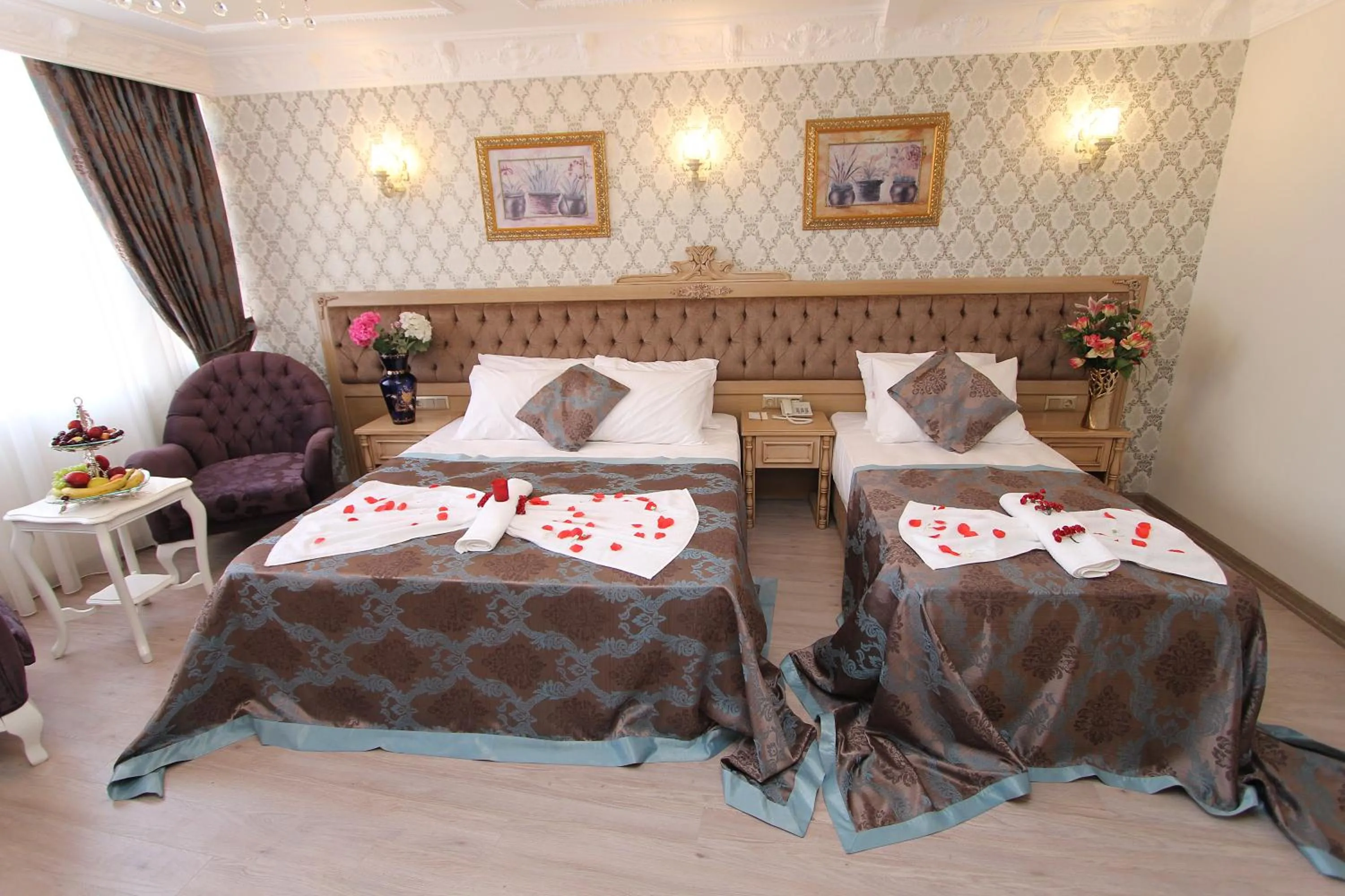Photo of the whole room, Bed in Apple Tree Hotel