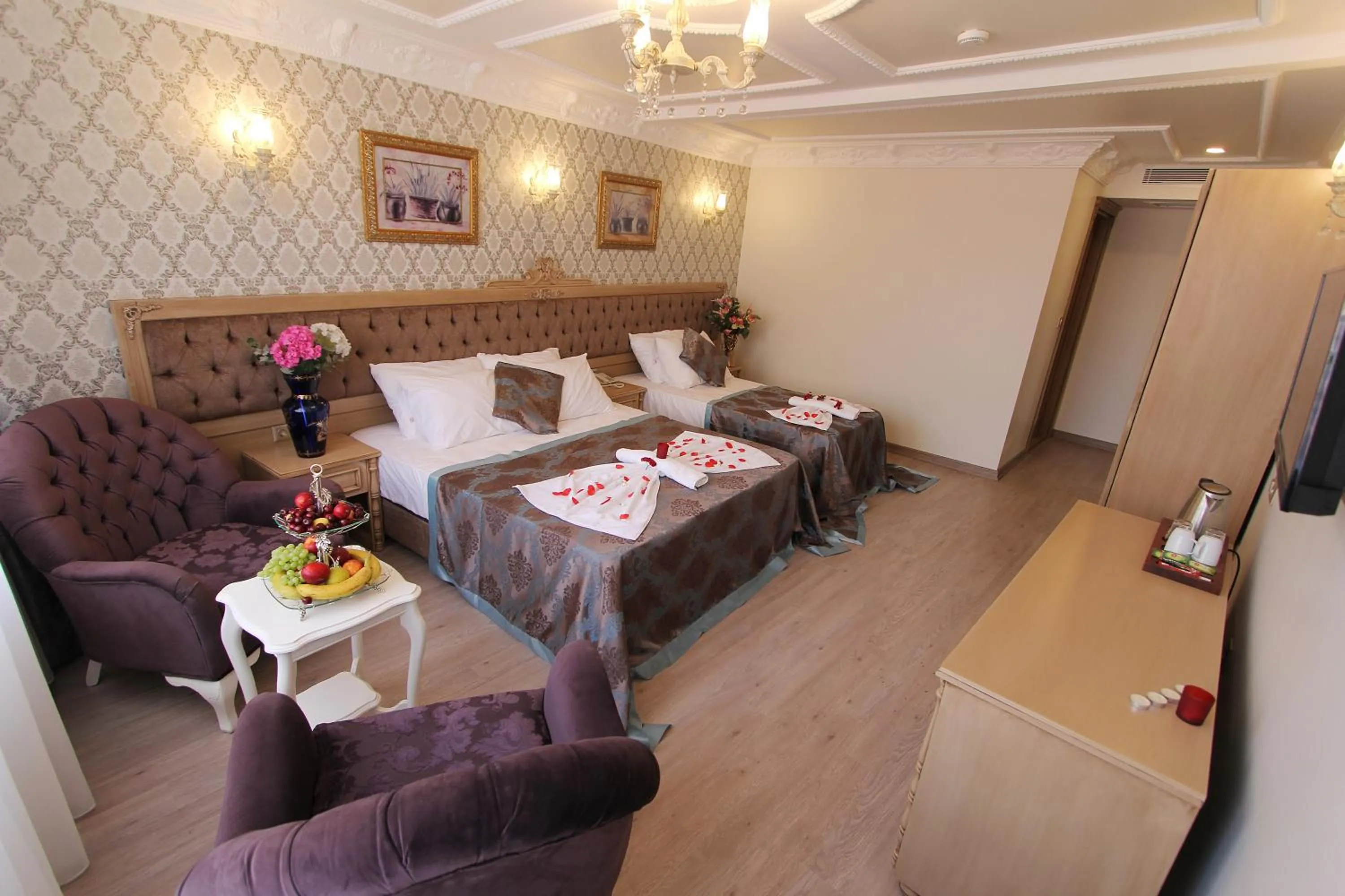 Photo of the whole room, Bed in Apple Tree Hotel