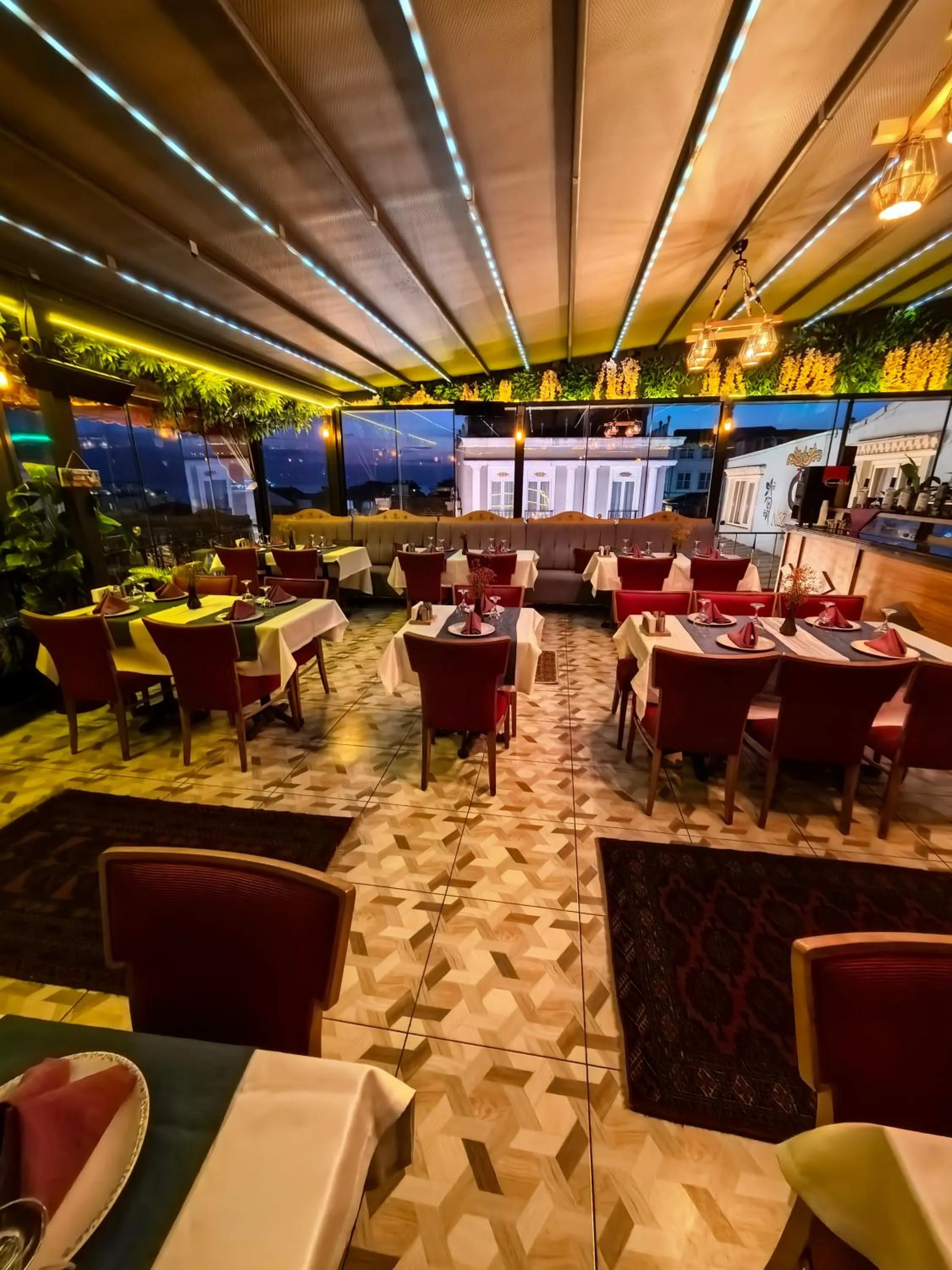 Restaurant/places to eat in Apple Tree Hotel