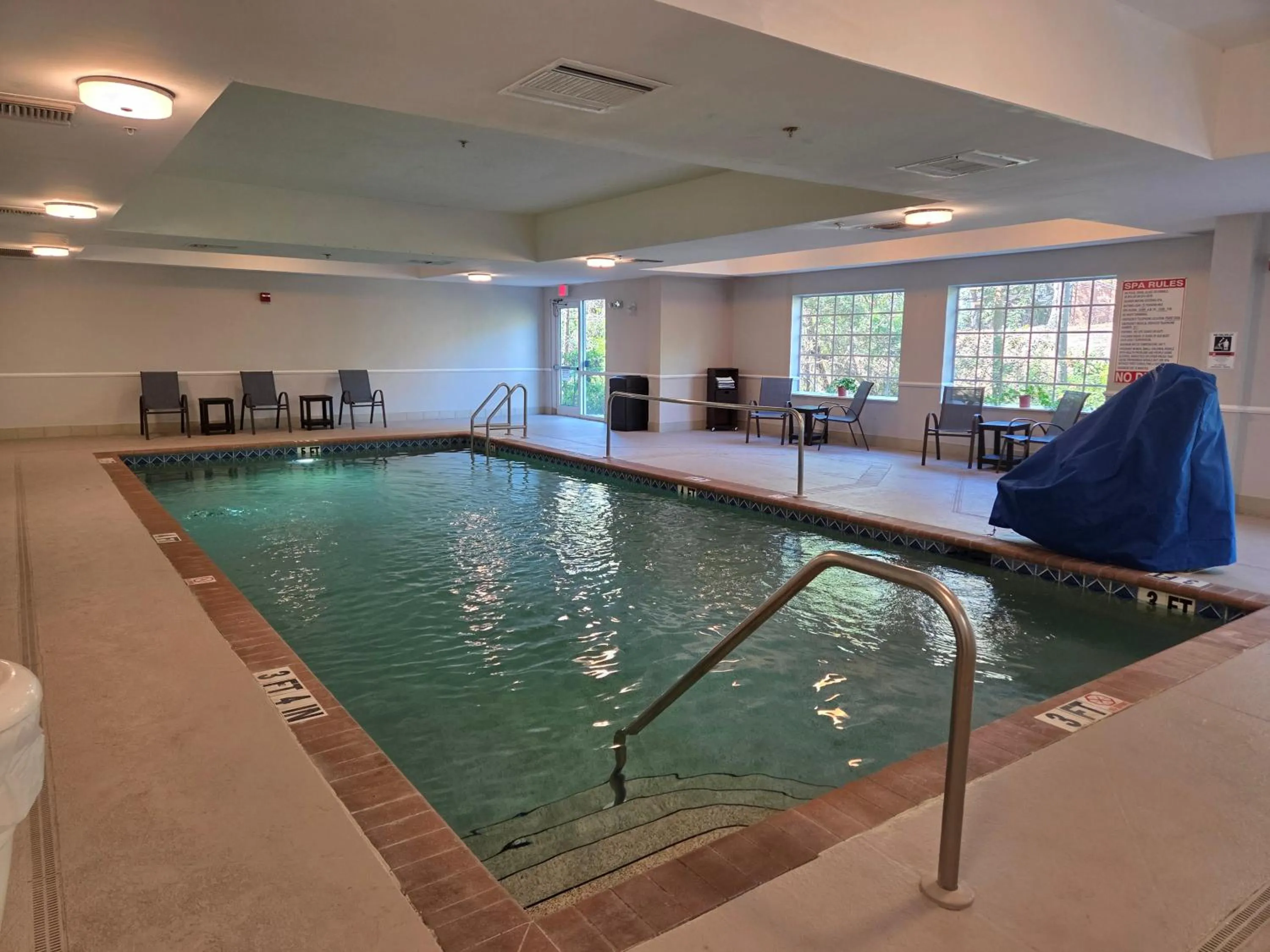 Swimming pool in La Quinta Inn and Suites Fort Myers I-75