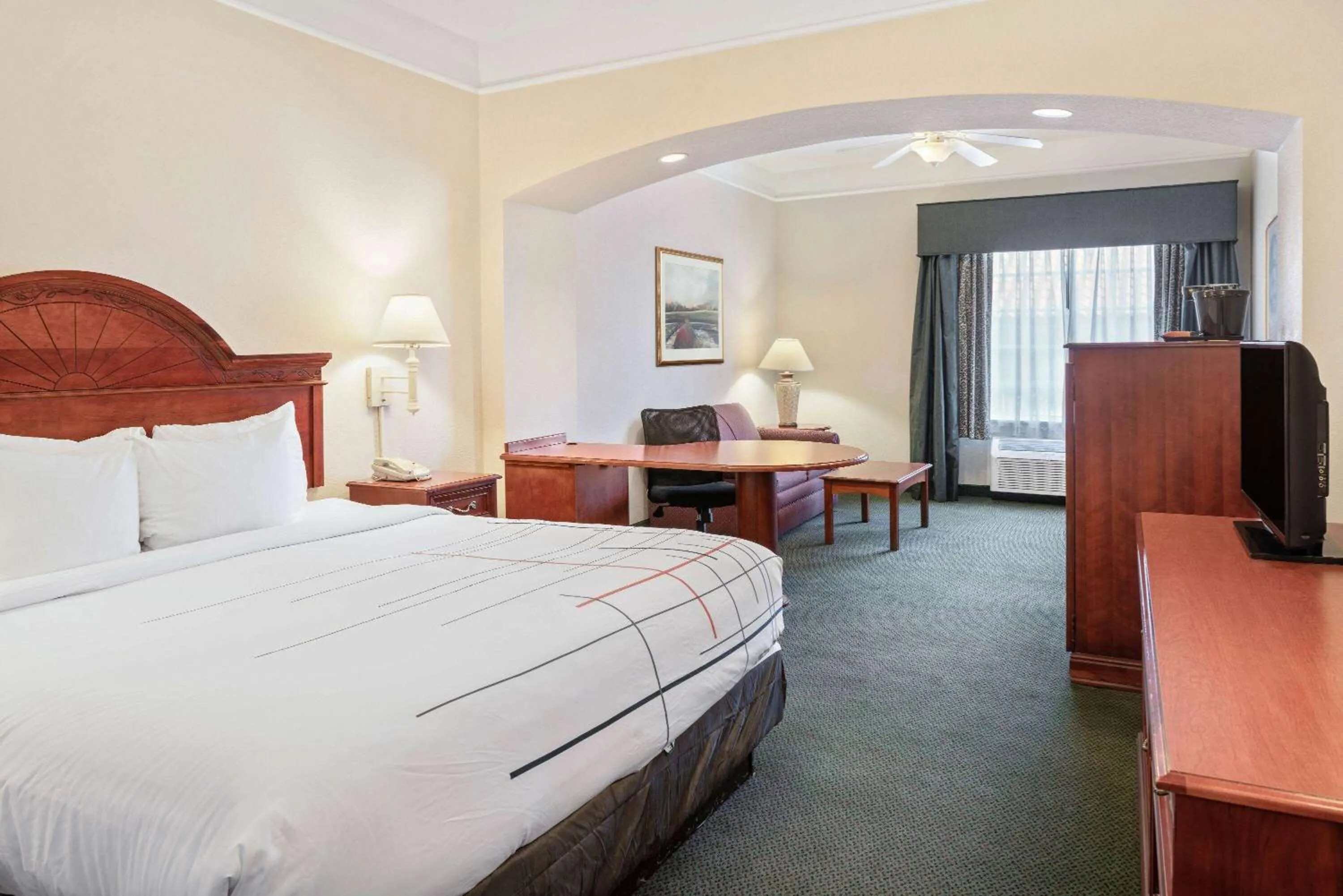 Photo of the whole room, Bed in La Quinta Inn and Suites Fort Myers I-75