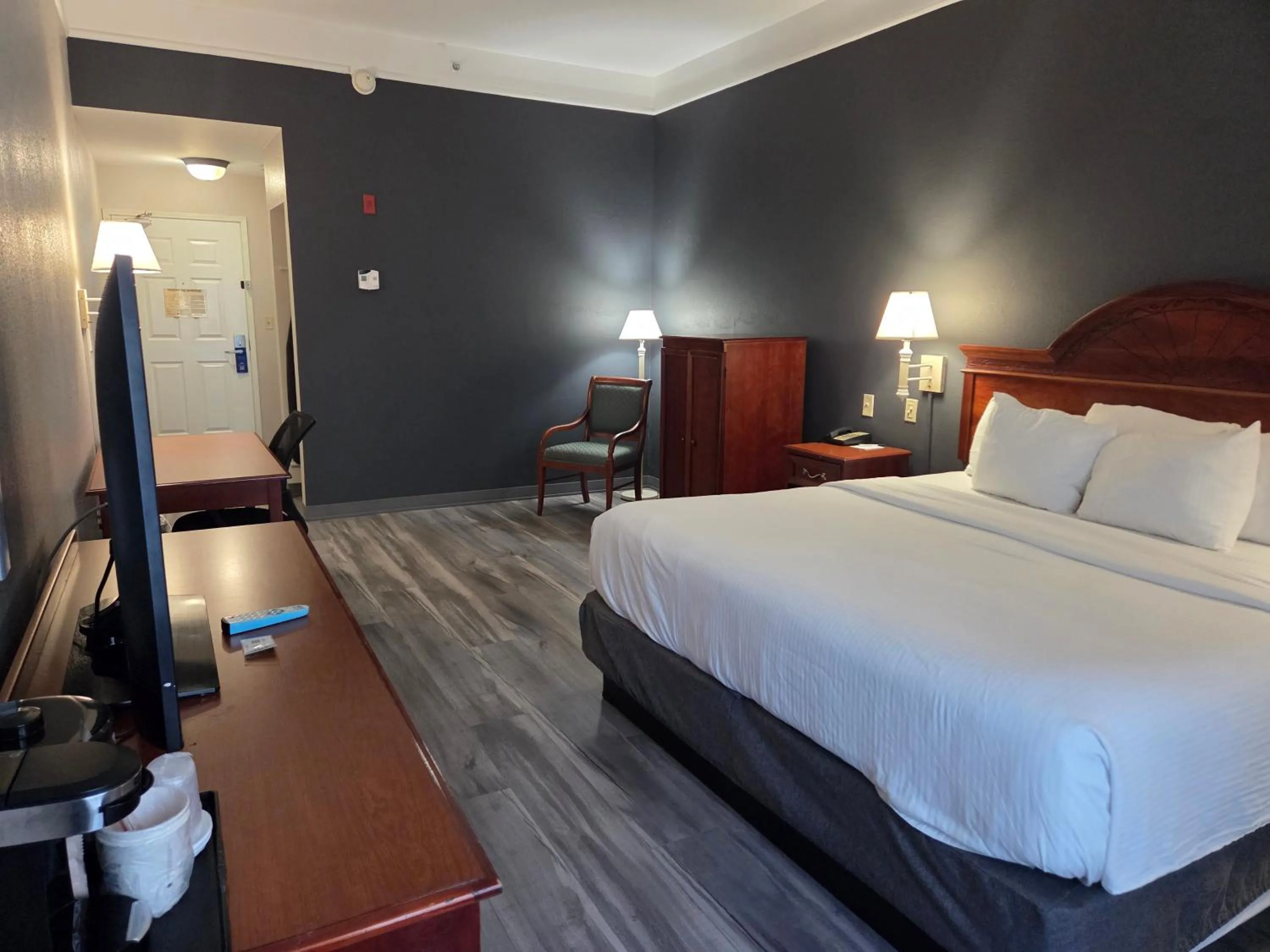 Photo of the whole room, Bed in La Quinta Inn and Suites Fort Myers I-75