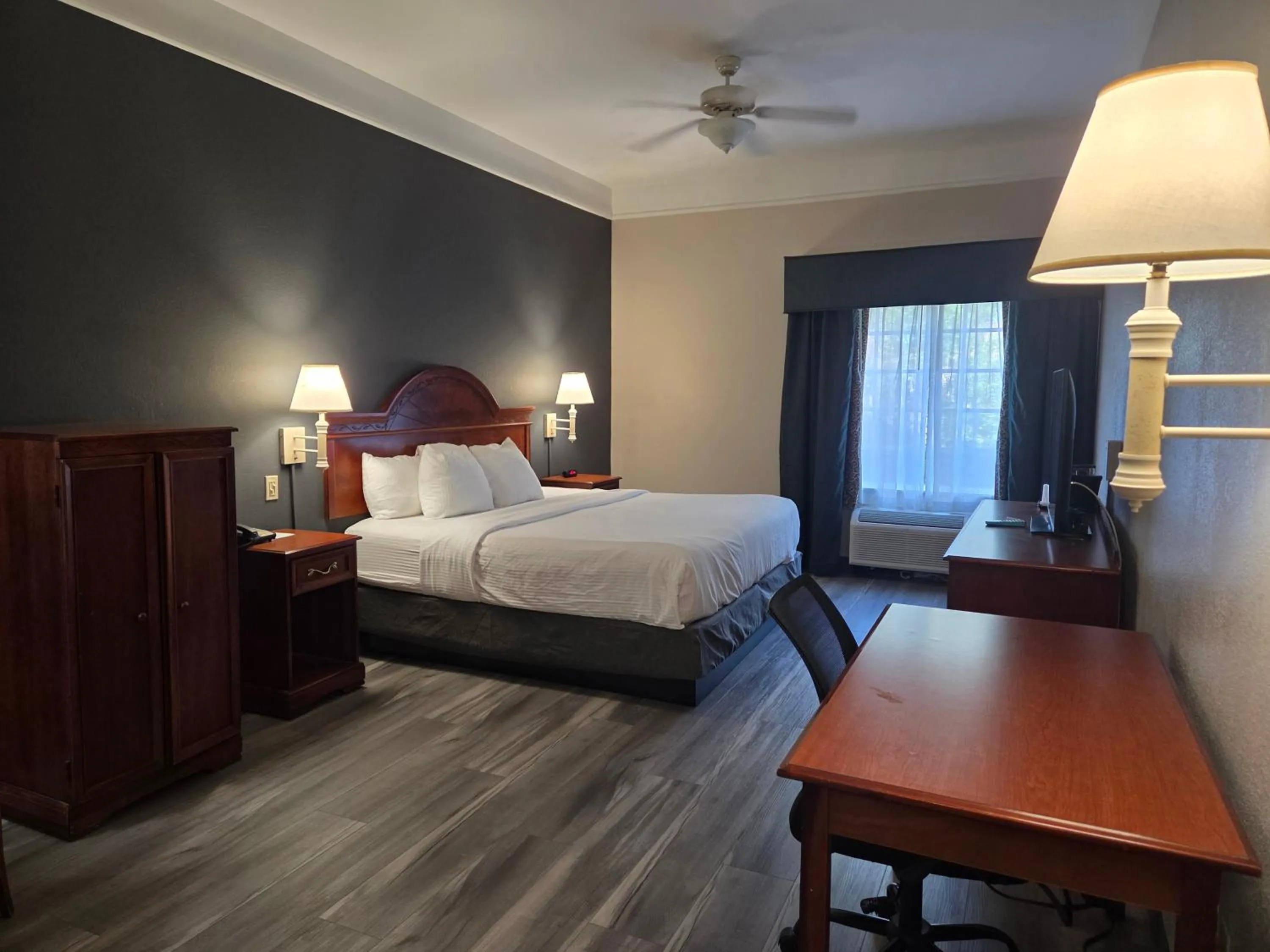 Photo of the whole room, Bed in La Quinta Inn and Suites Fort Myers I-75