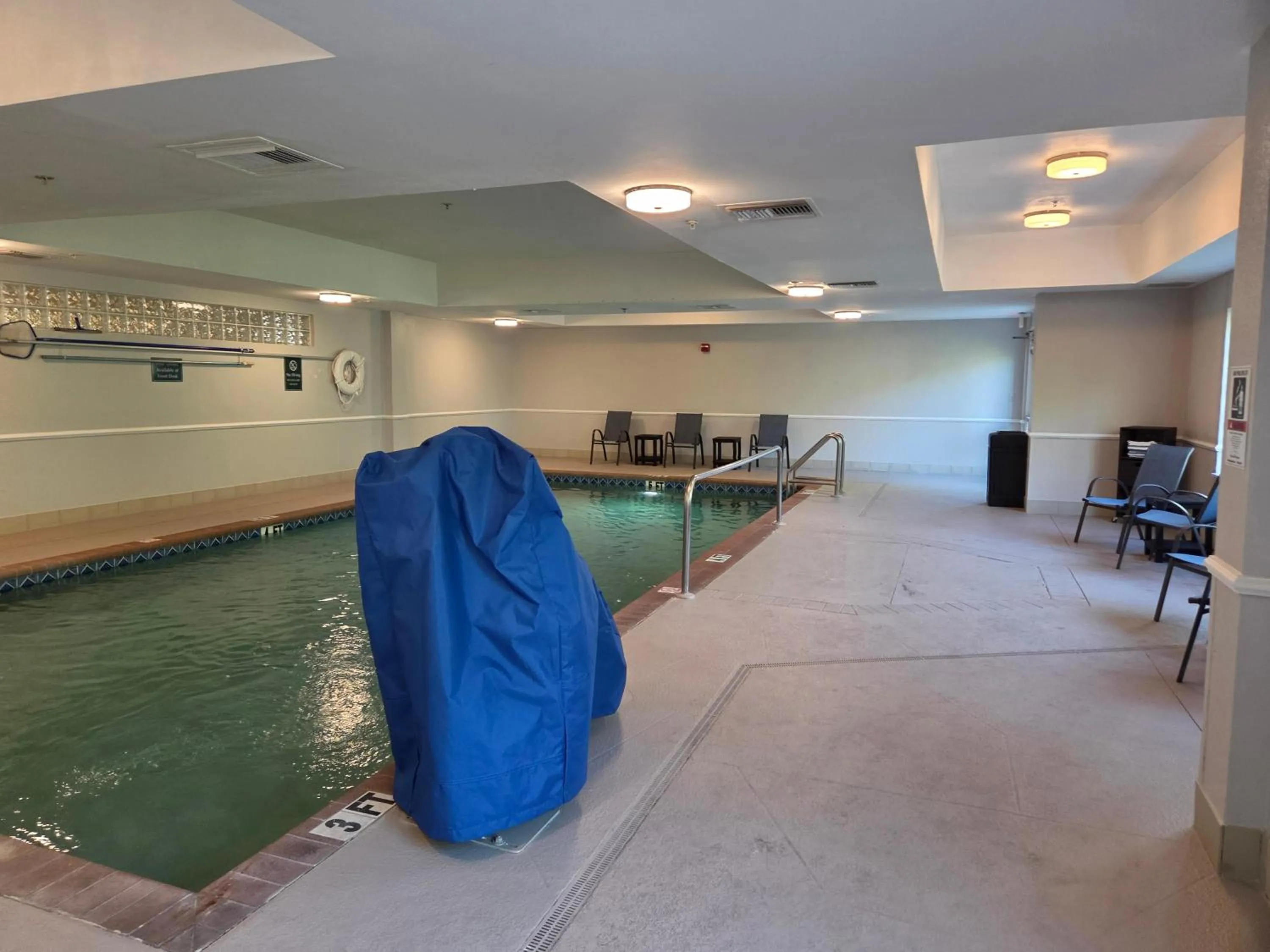 Swimming pool in La Quinta Inn and Suites Fort Myers I-75