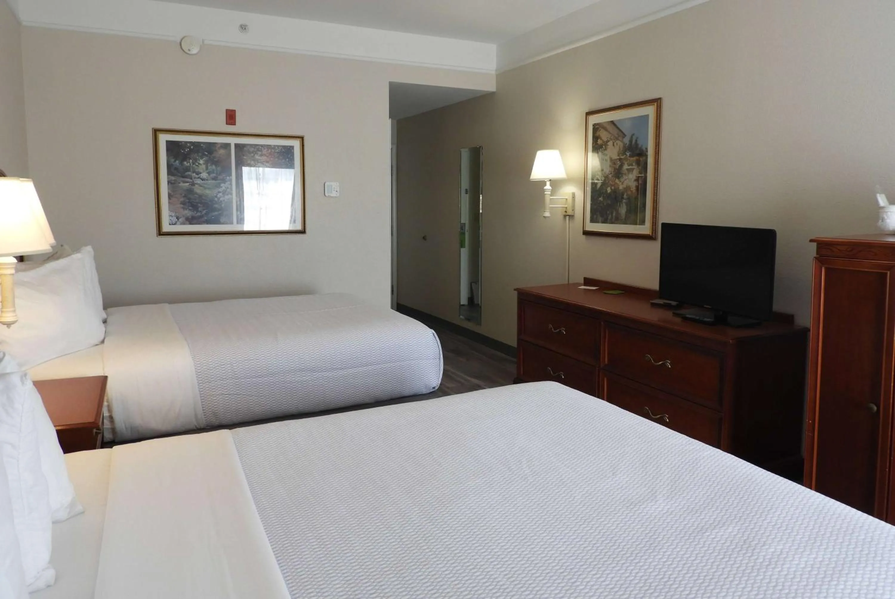 Photo of the whole room, Bed in La Quinta Inn and Suites Fort Myers I-75