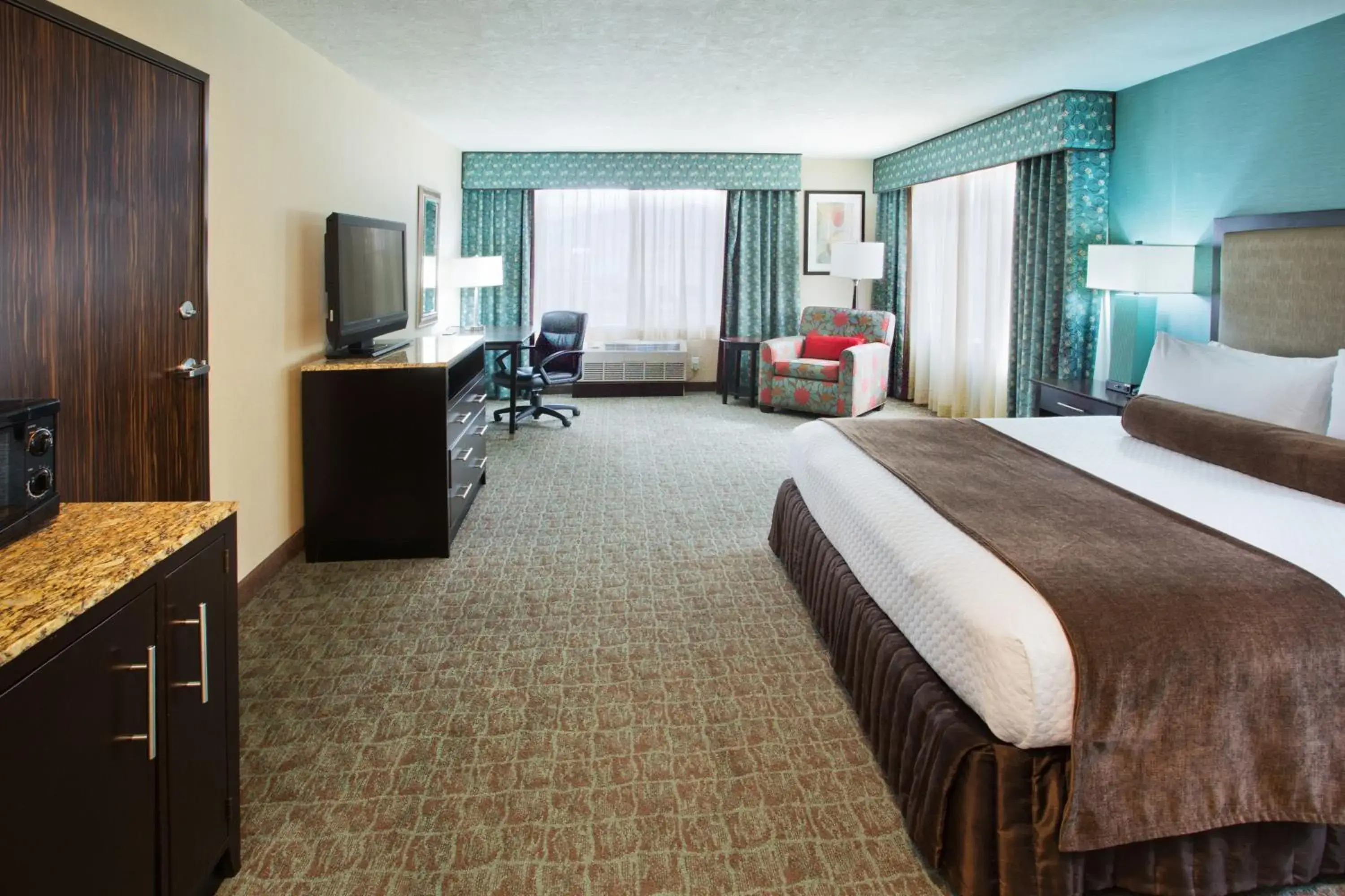 King Room - Hearing Accessible - Roll-in Shower in Crowne Plaza Anchorage-Midtown by IHG King Room - Hearing Accessible - Roll-in Shower in Crowne Plaza Anchorage-Midtown by IHG