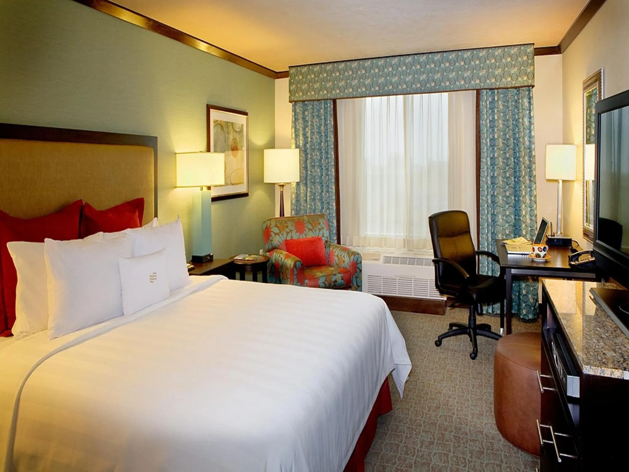 Photo of the whole room, Bed in Crowne Plaza Anchorage-Midtown by IHG