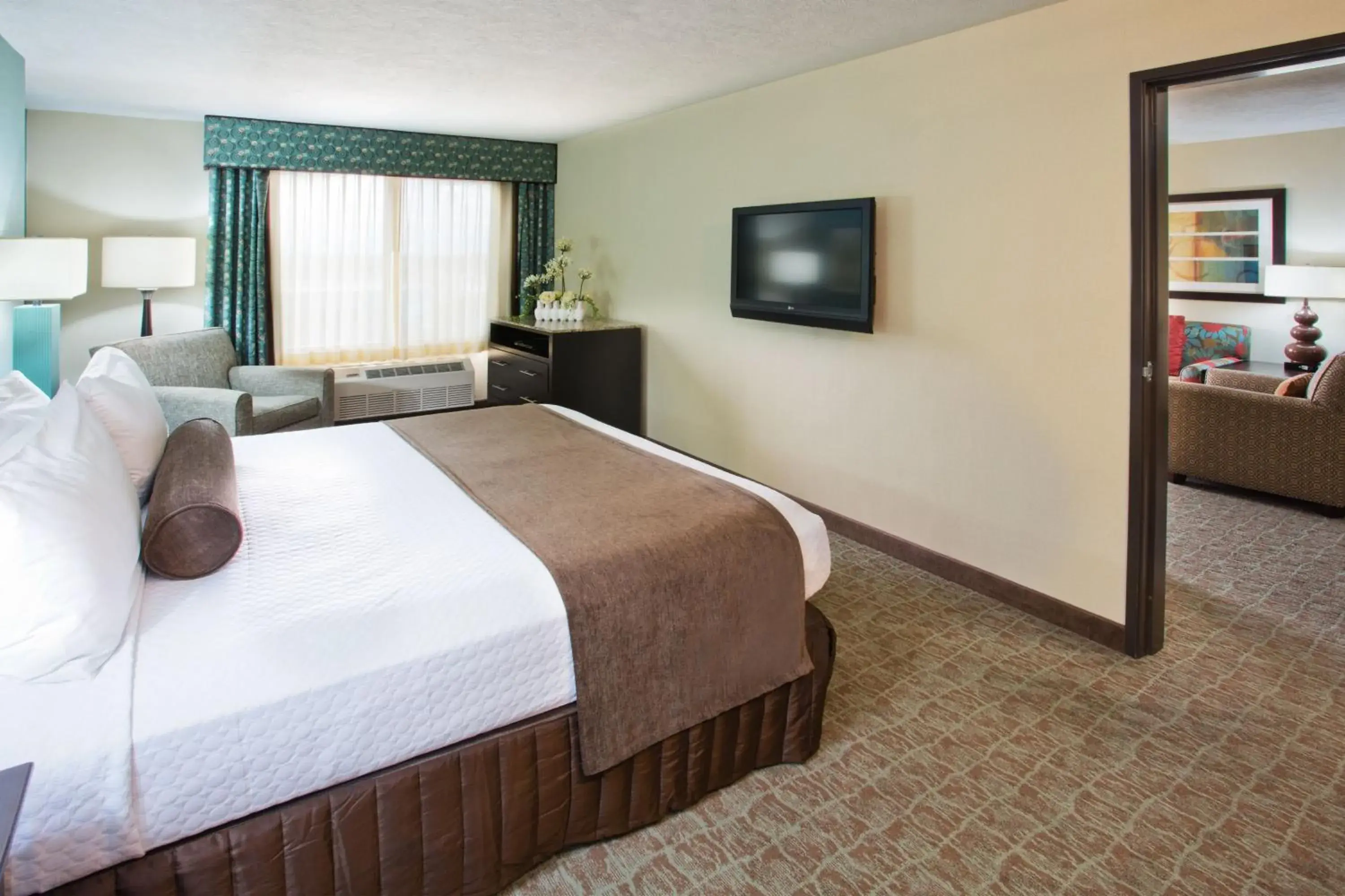 Junior King Suite in Crowne Plaza Anchorage-Midtown by IHG Junior King Suite in Crowne Plaza Anchorage-Midtown by IHG