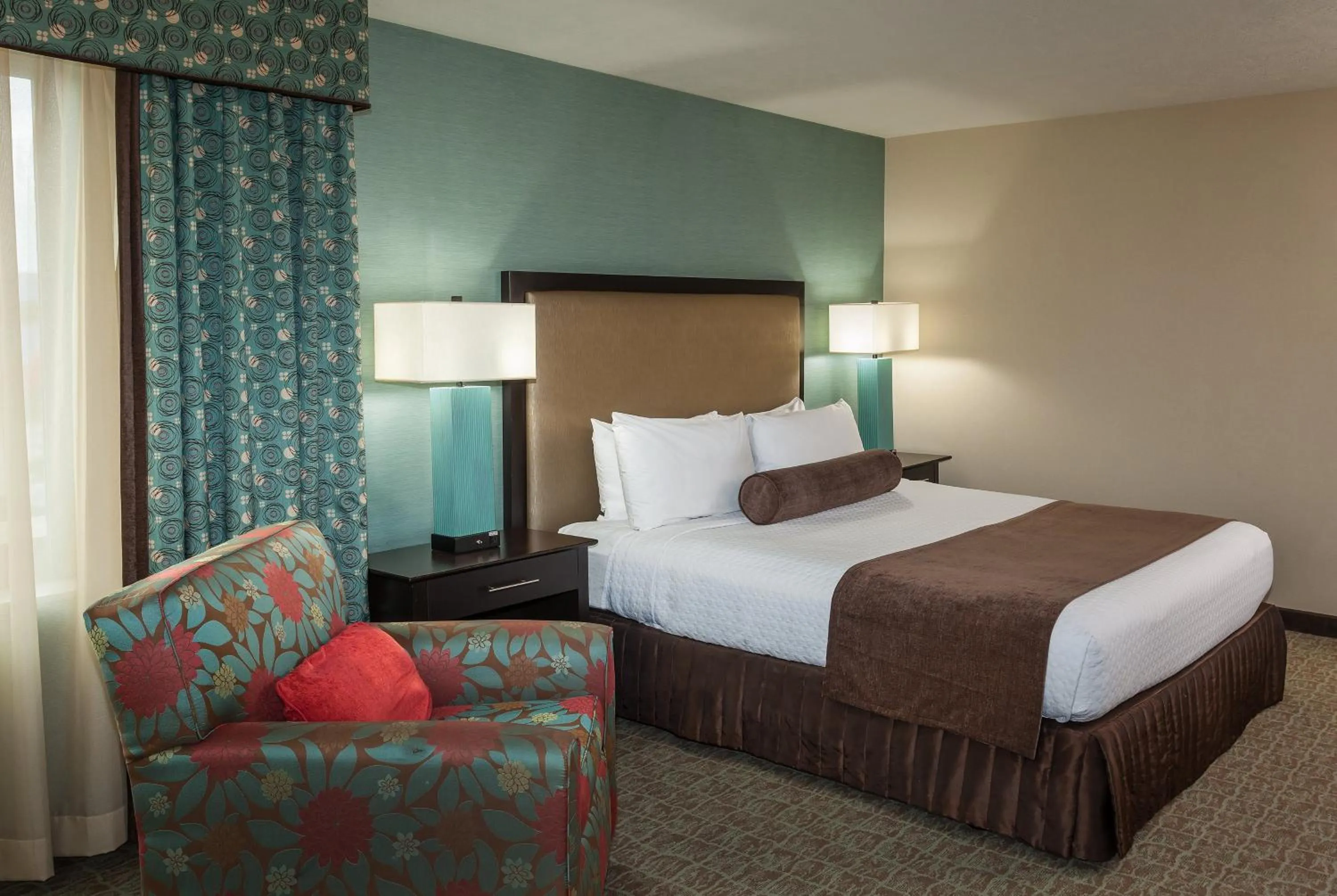 Photo of the whole room, Bed in Crowne Plaza Anchorage-Midtown by IHG