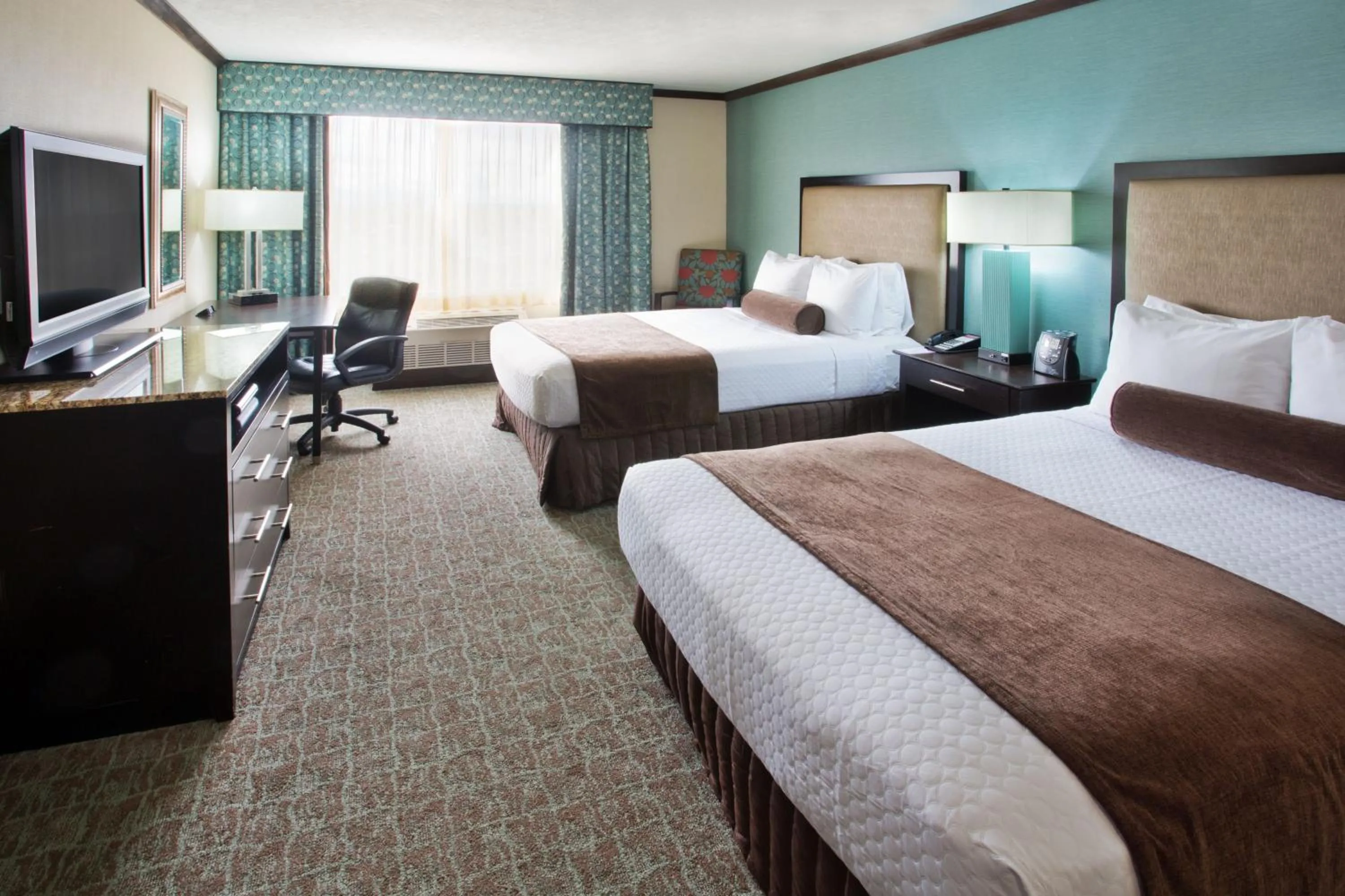 Photo of the whole room, Bed in Crowne Plaza Anchorage-Midtown by IHG