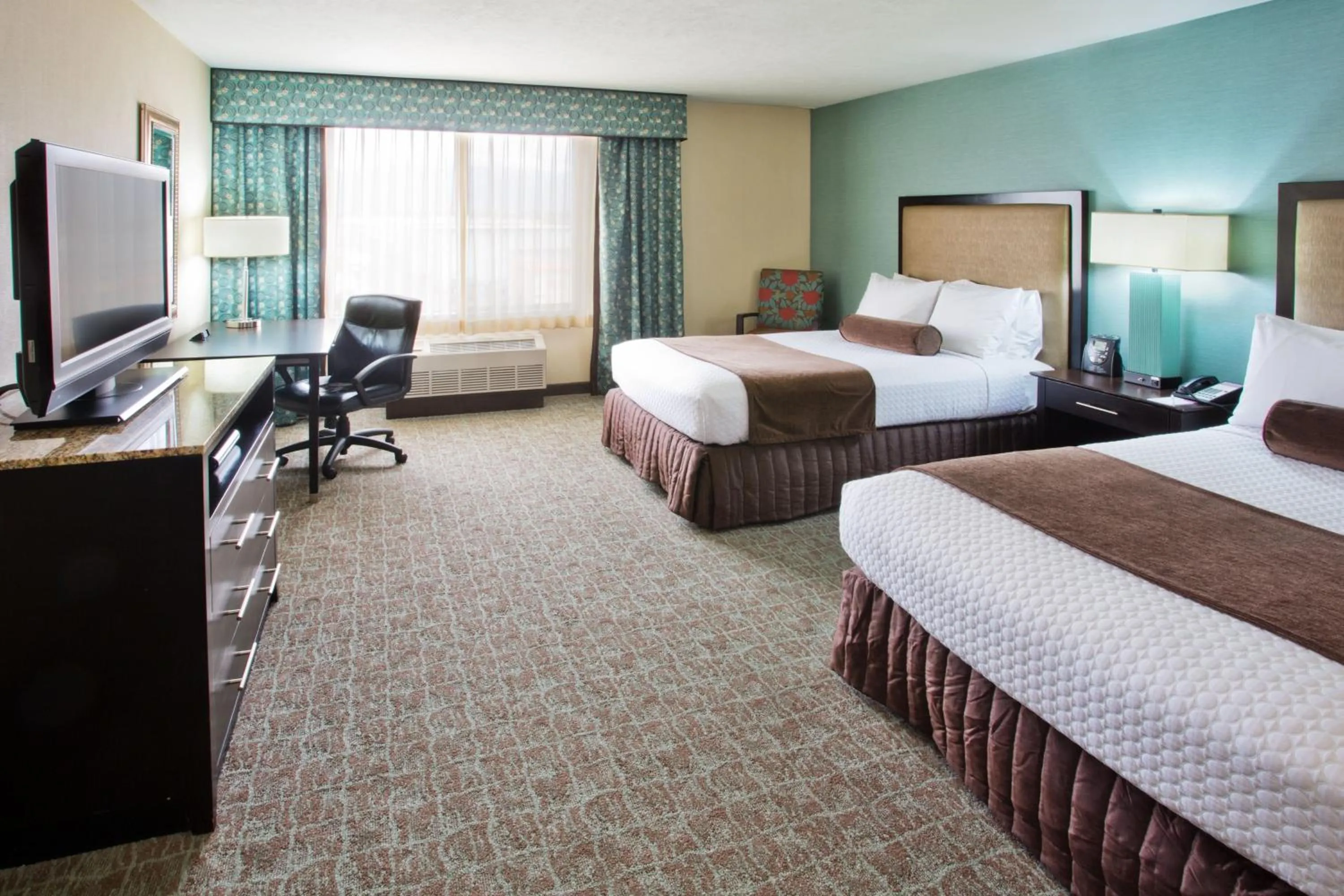 Photo of the whole room, Bed in Crowne Plaza Anchorage-Midtown by IHG