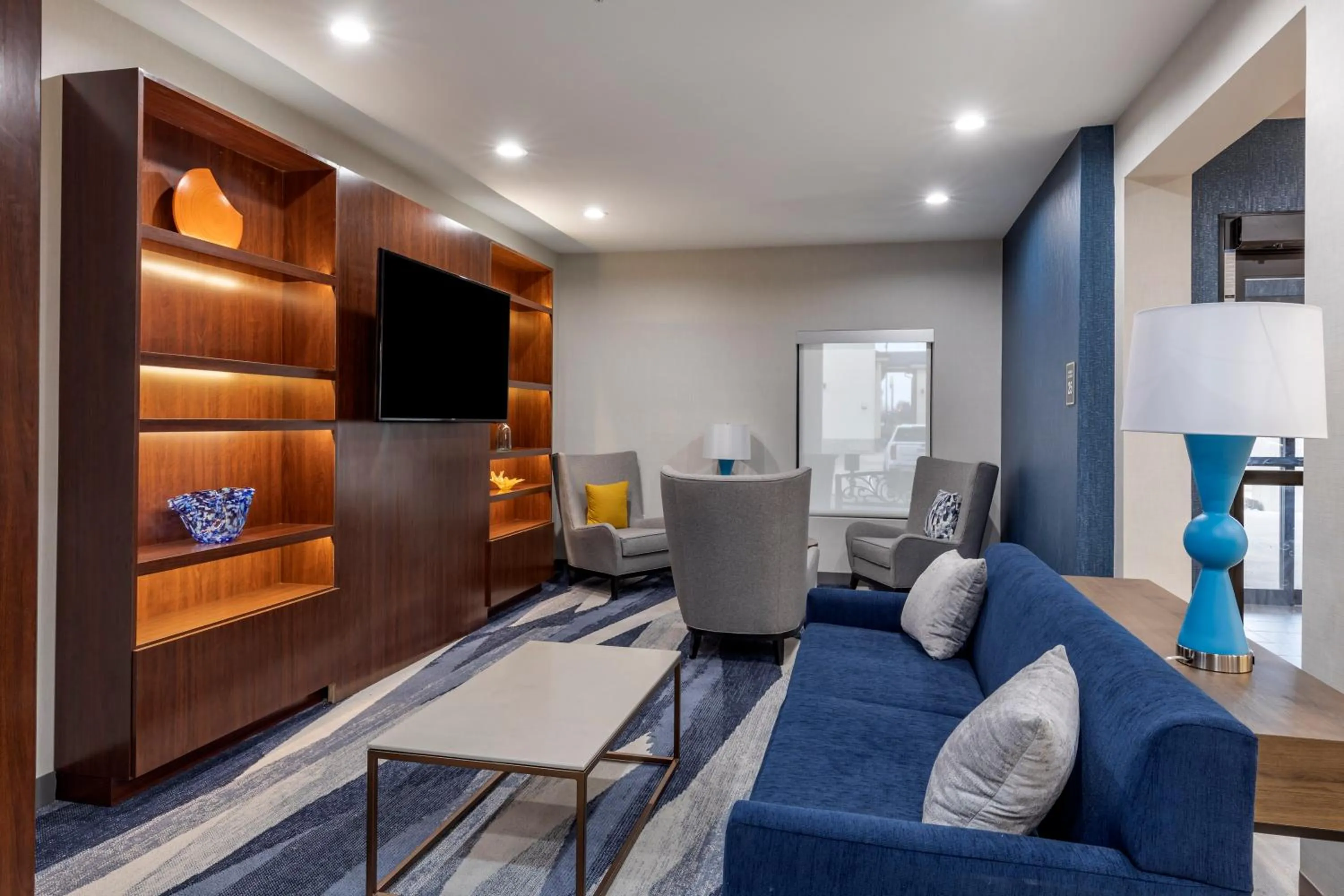 Communal lounge/ TV room in Comfort Inn - Weatherford