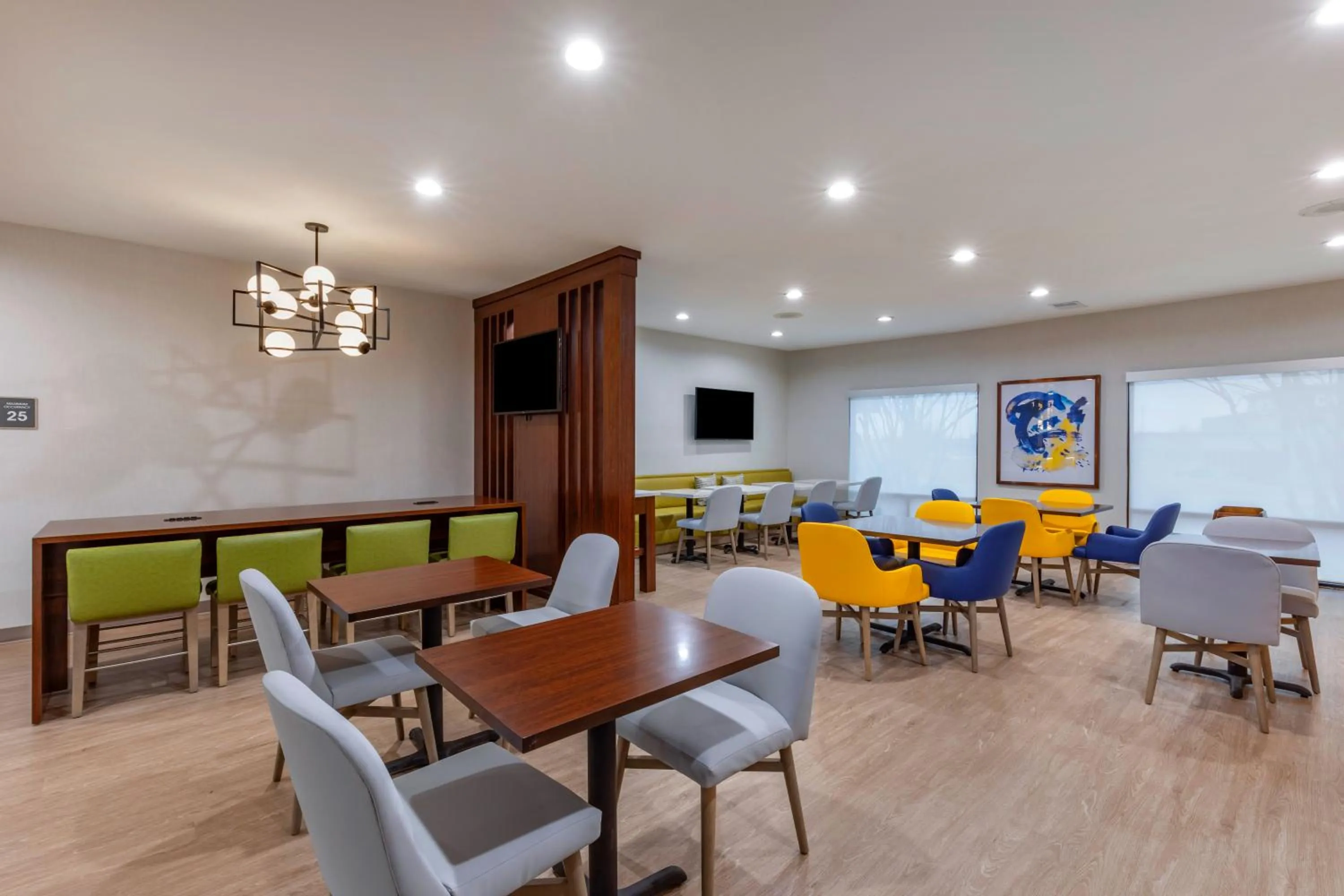 Communal lounge/ TV room in Comfort Inn - Weatherford