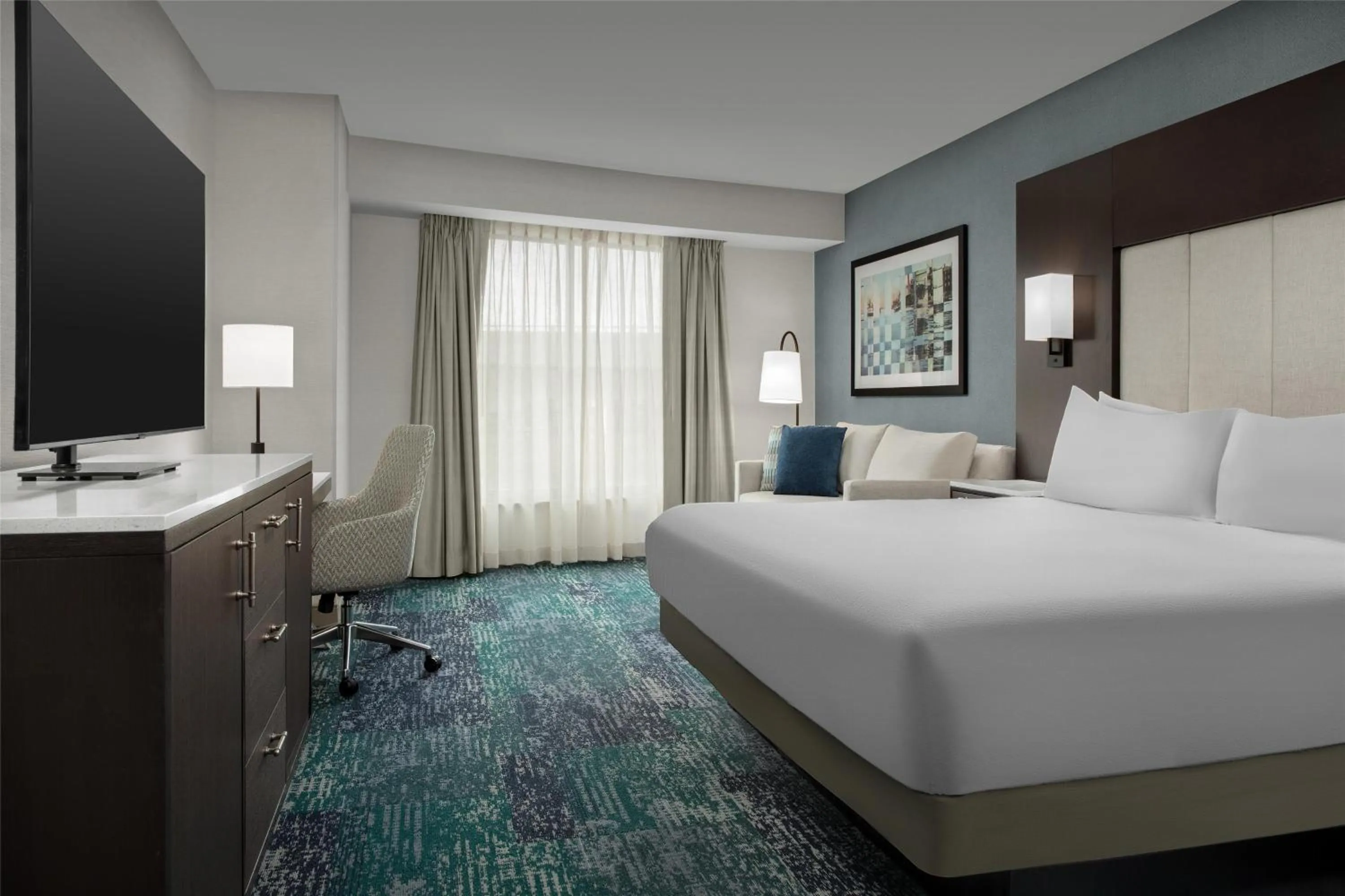 Living room, Bed in Hilton Garden Inn Portsmouth Downtown