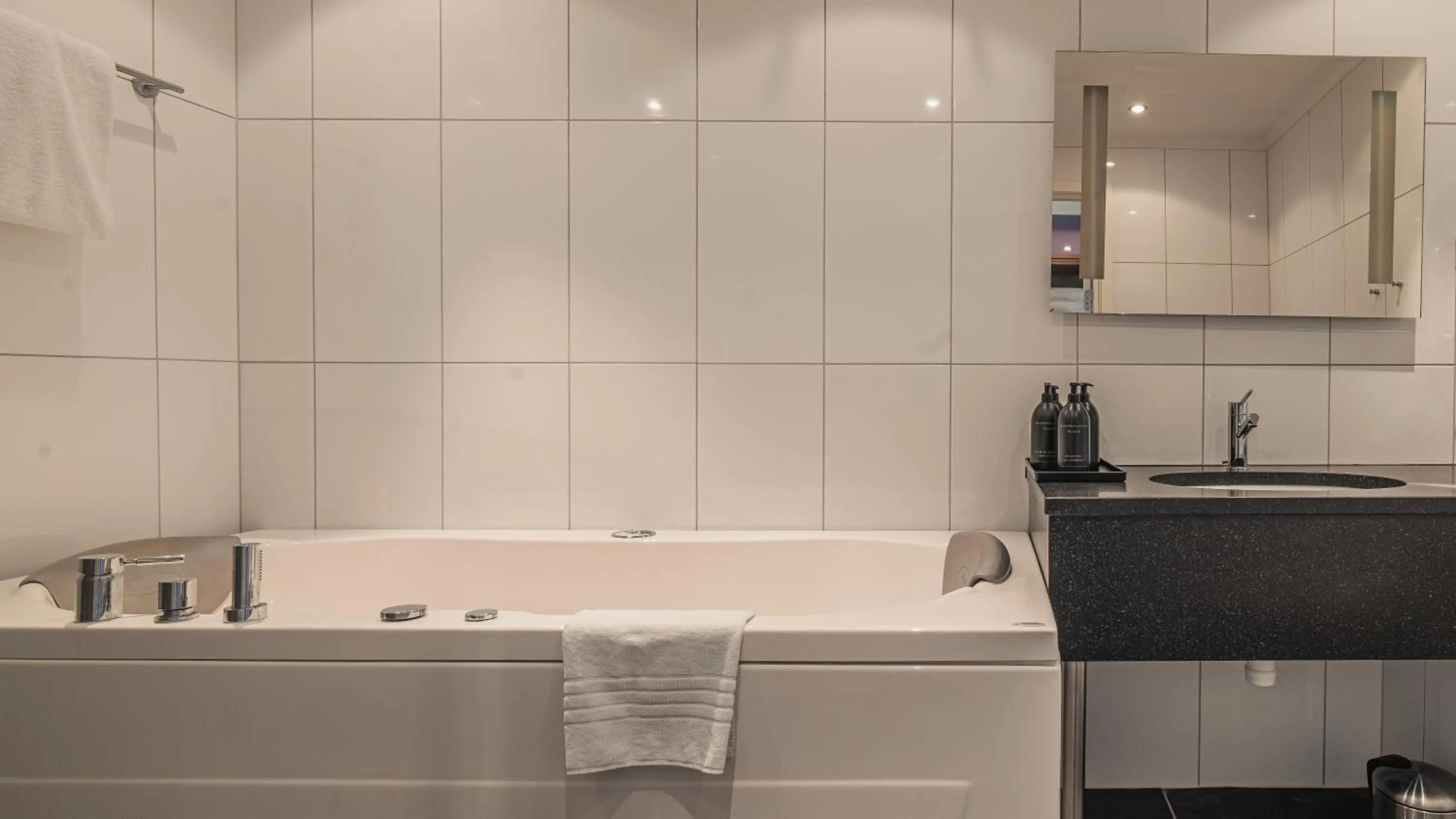 Bath in Quality Hotel Waterfront