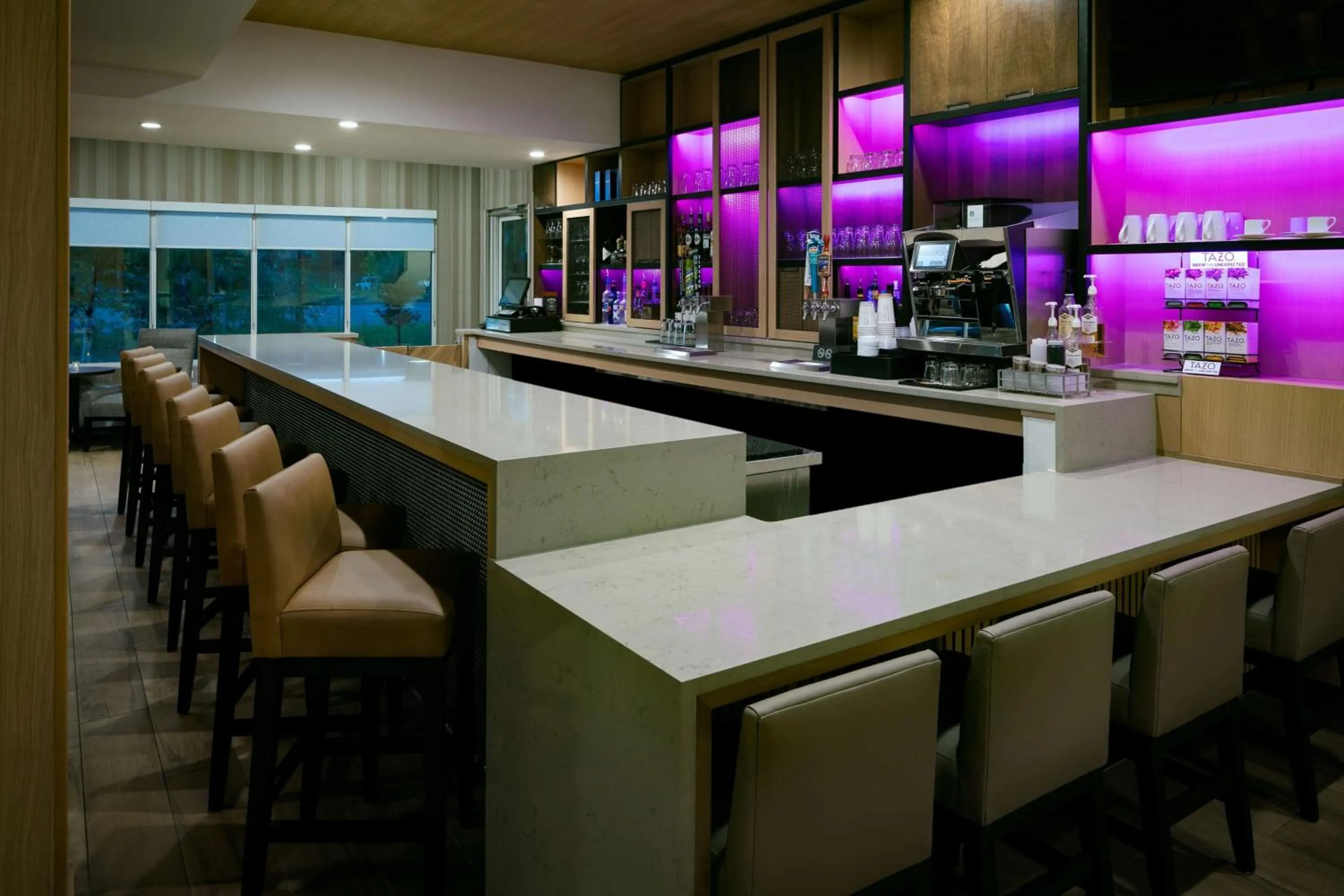 Lounge or bar in Hyatt Place Fairbanks