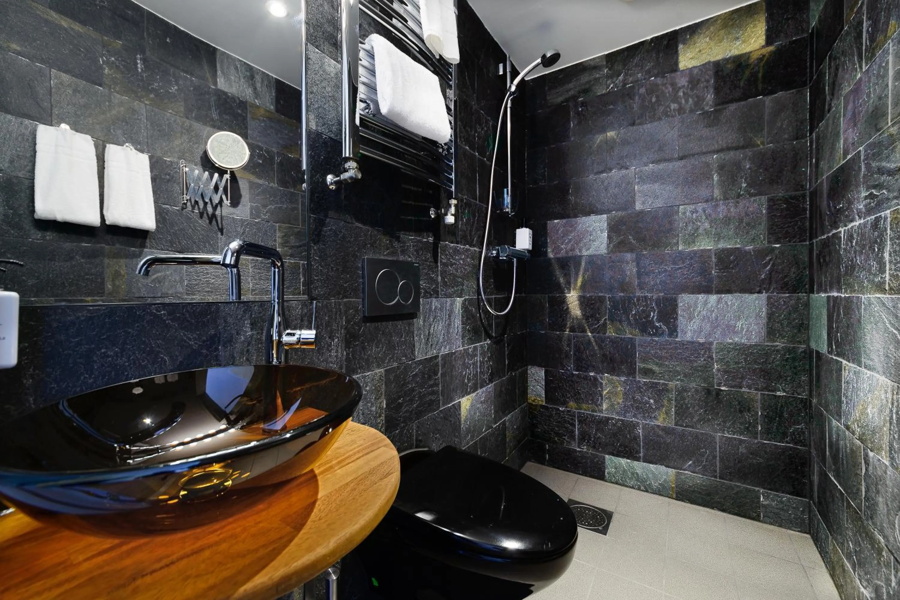 Shower in Hellstens Glashus