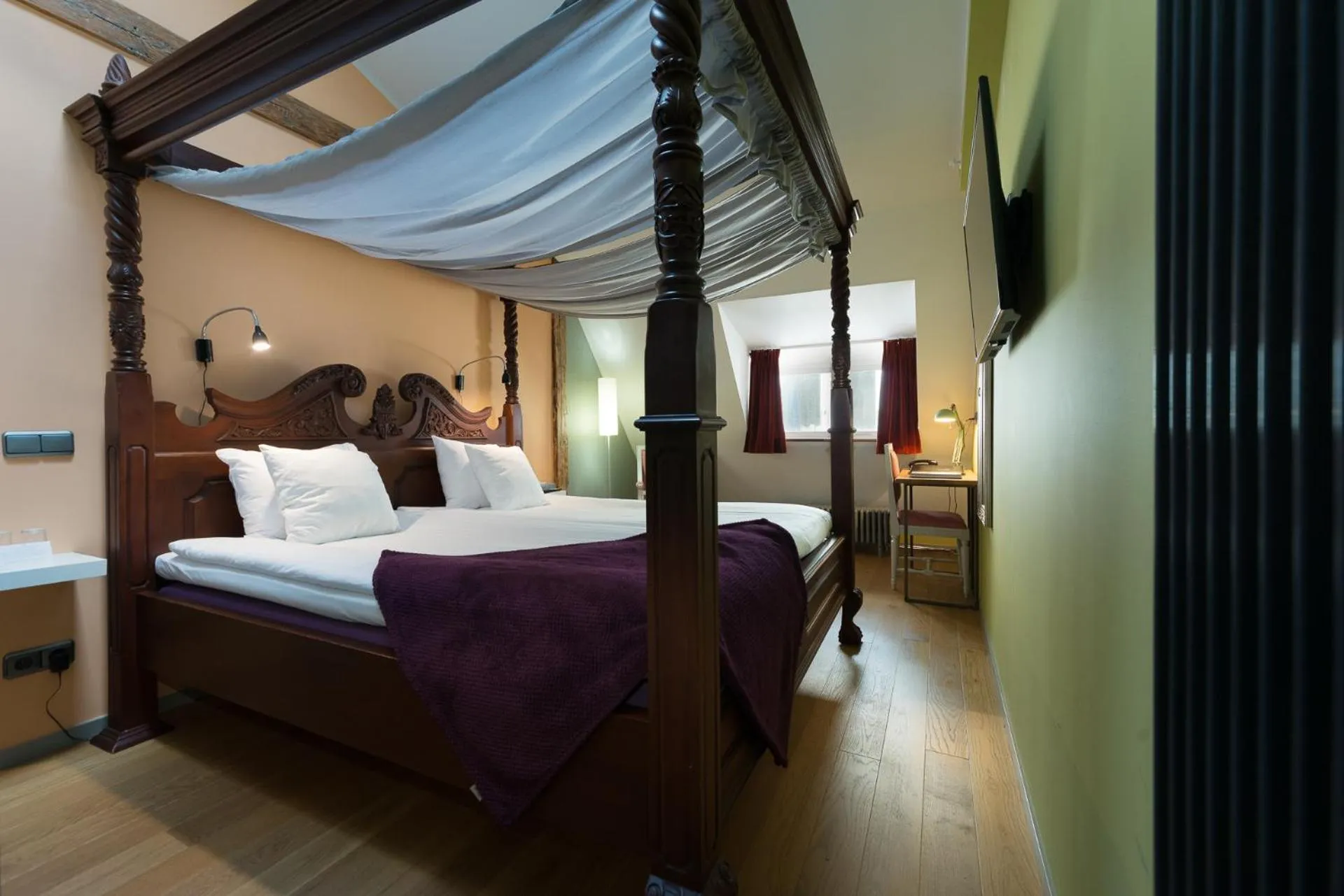 Bedroom, Bed in Hellstens Glashus