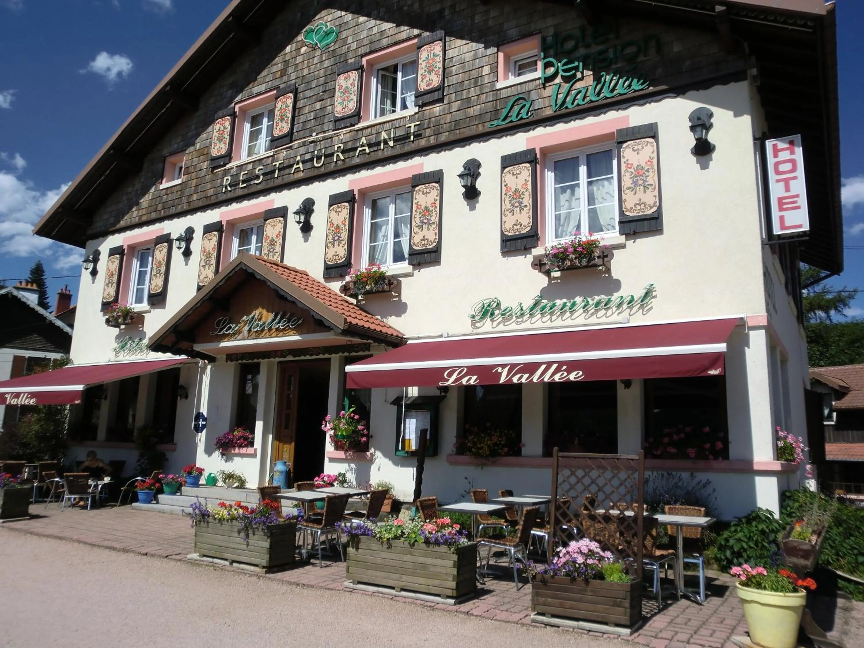 Lounge or bar in Hôtel La Vallée