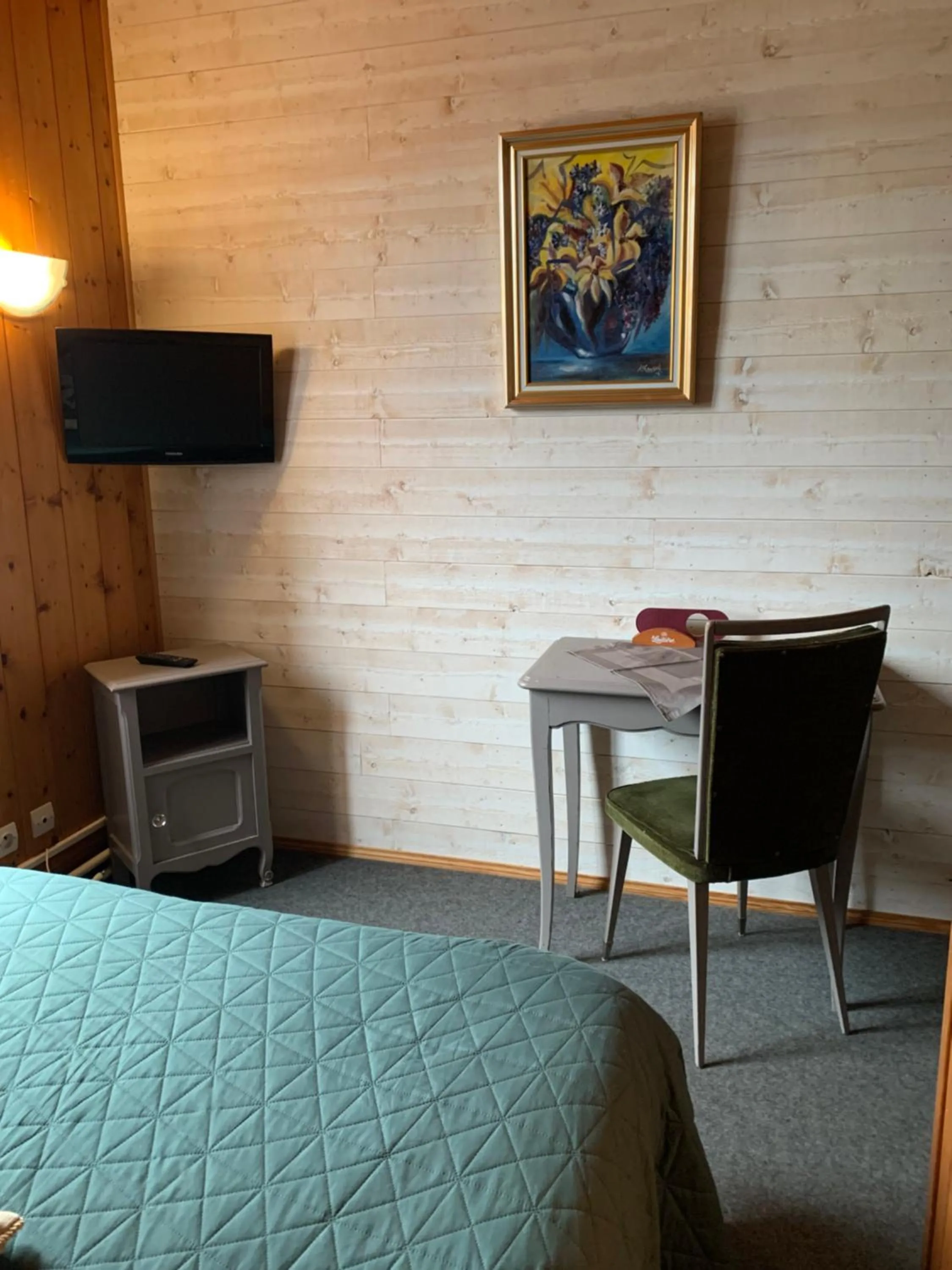 TV and multimedia, Bed in Hôtel La Vallée