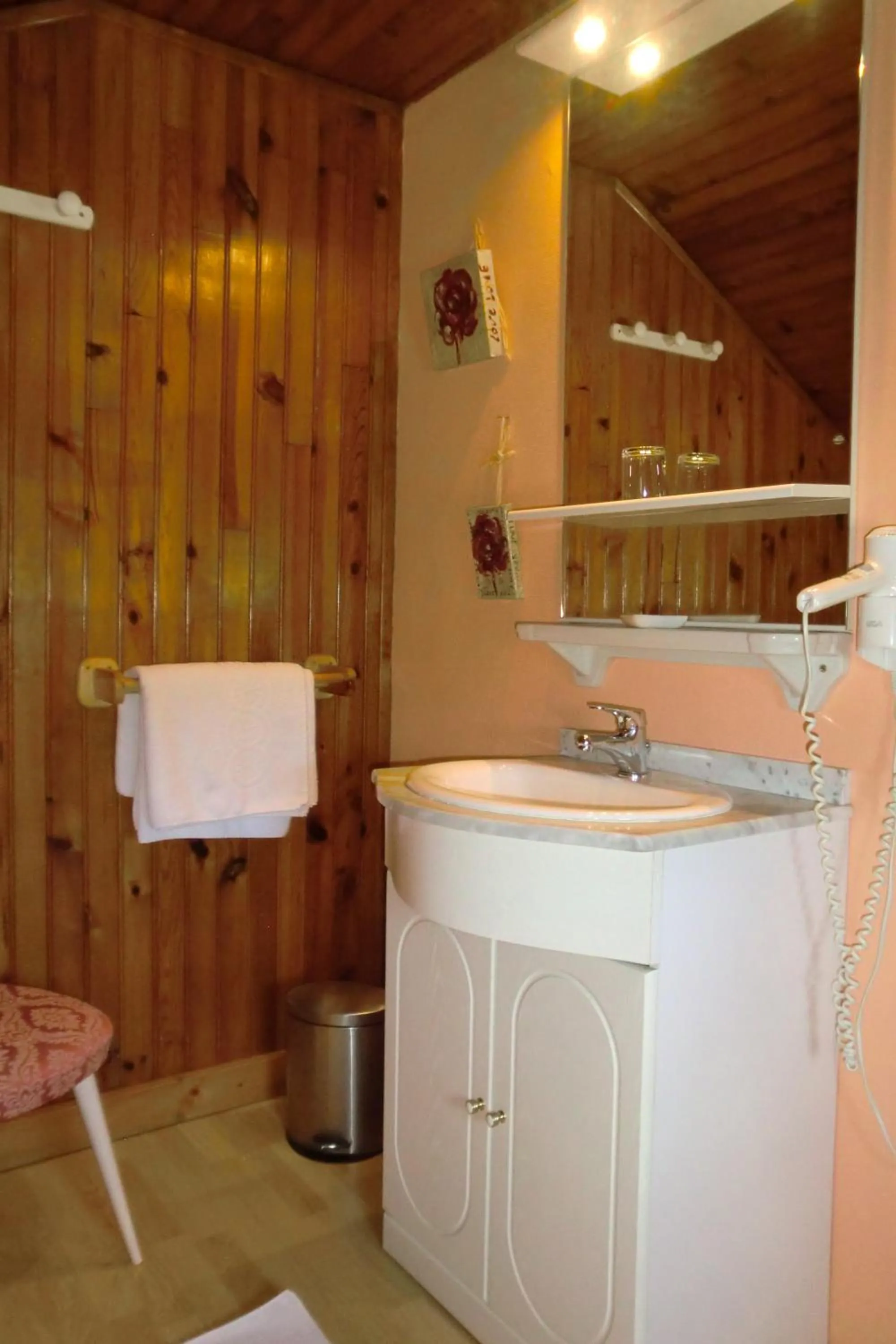 Bathroom in Hôtel La Vallée