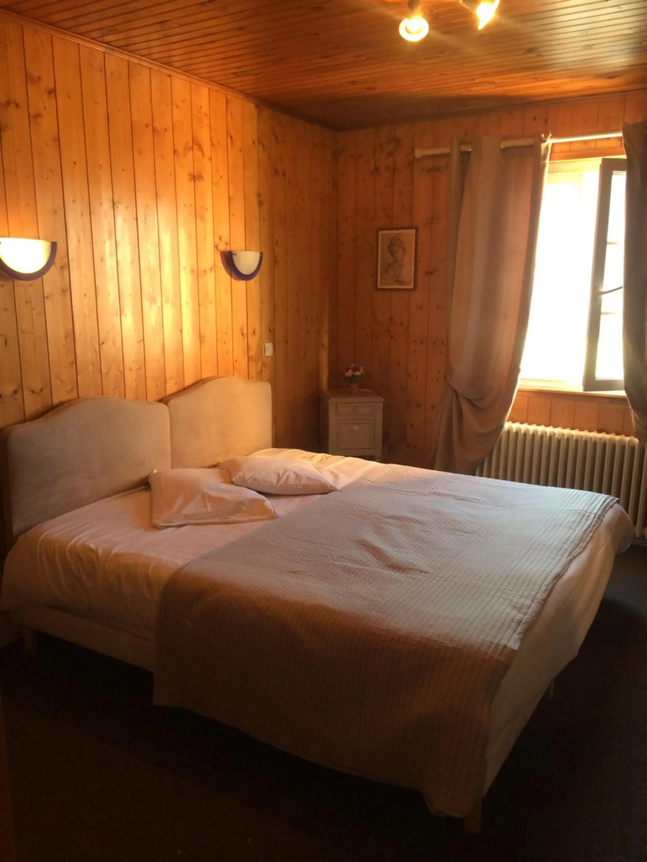 Bedroom, Bed in Hôtel La Vallée