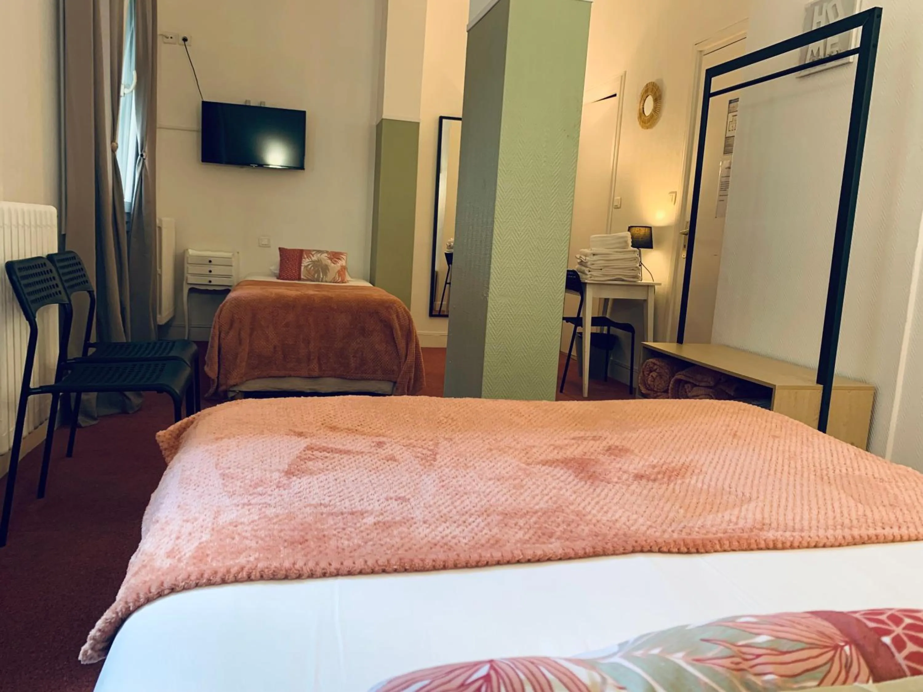 Bed in Hôtel Trianon Tours