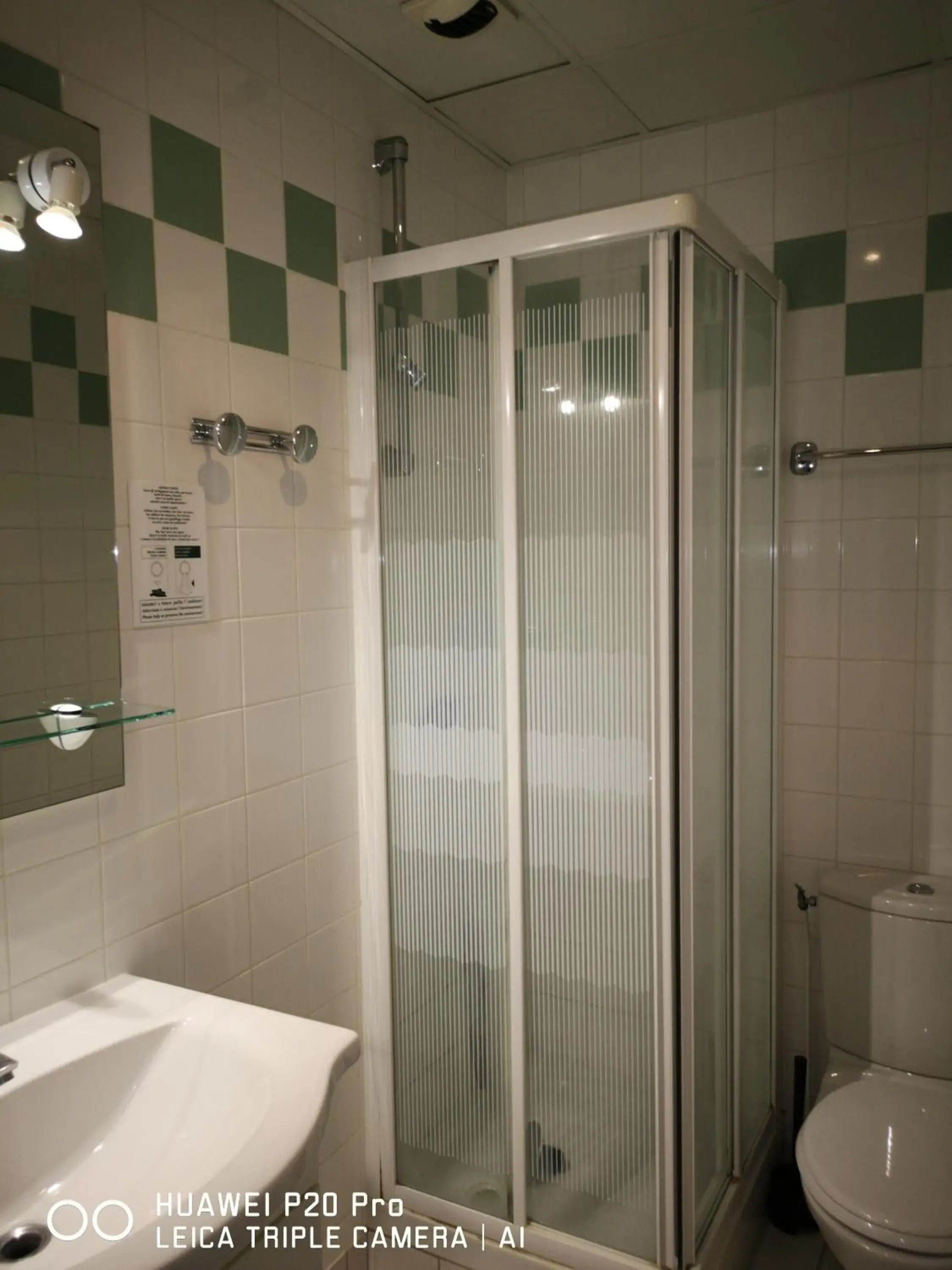 Bathroom in Hôtel Trianon Tours Bathroom in Hôtel Trianon Tours