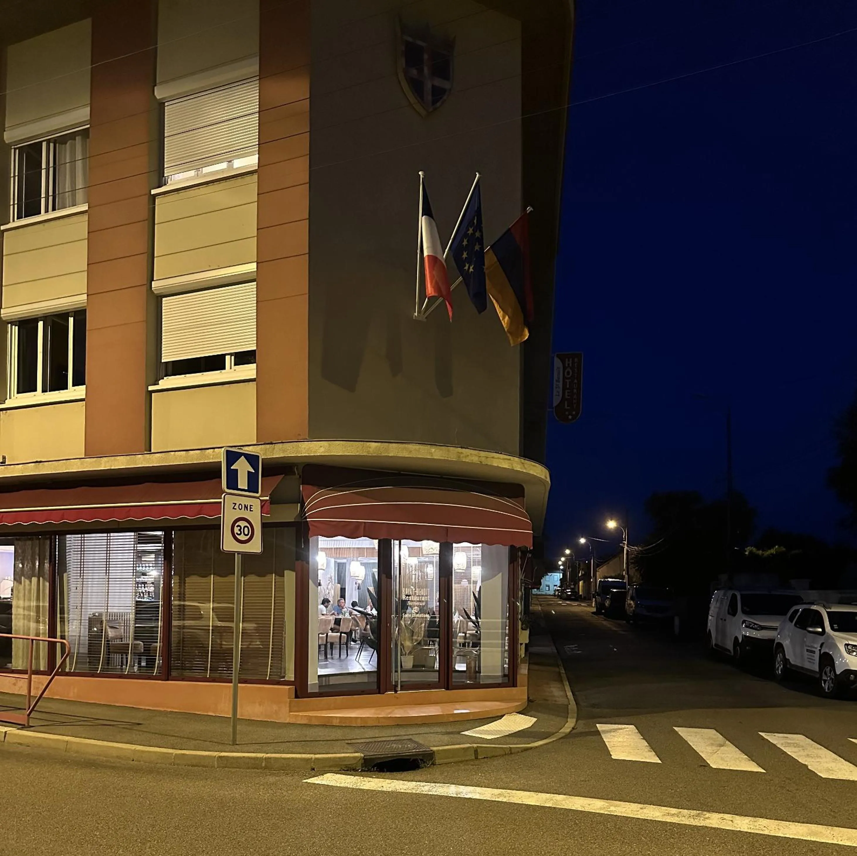 Property building in Hotel Restaurant Saint-Benoit